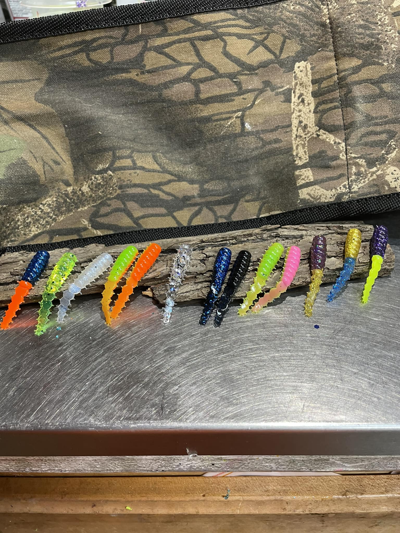 dragons den fishing lure LURELINK 165-Piece Trout Kit for Creek & River Gear with Split Tail Grub Worms, Shad Dart Jig Heads, Floats & Sinkers Slunger Cat Demon Dragon 3.0 Edition Demon Dragons are 4 long and act as a float and rattle to get your bait off the bottom The Original Bottle Cap Lure