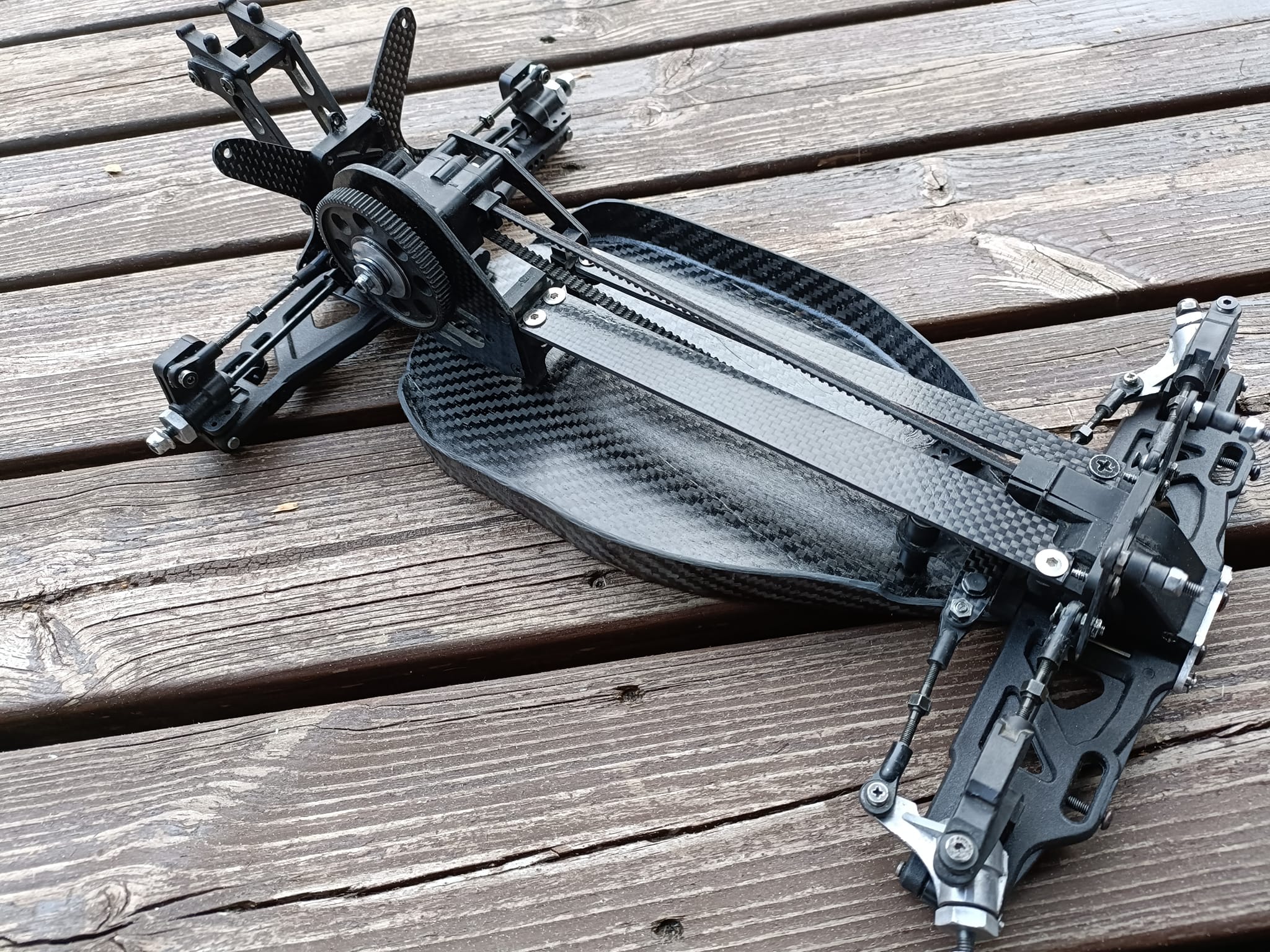 Soon it is ready. Tub carbon Lazer ZX chassis.