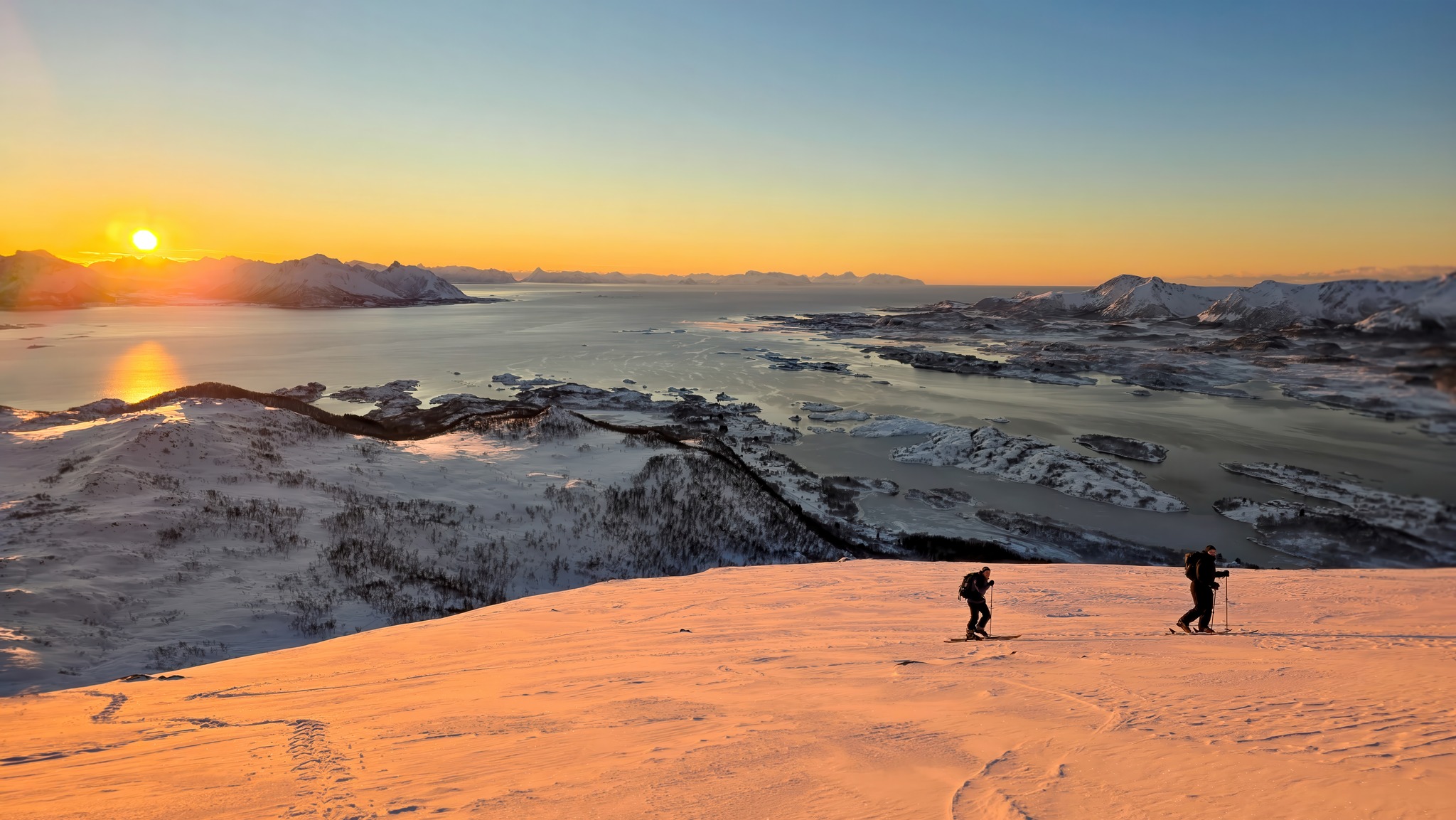 Værbitt | I dag har det vært mye folk på topptur til fjellet Breitinden ...