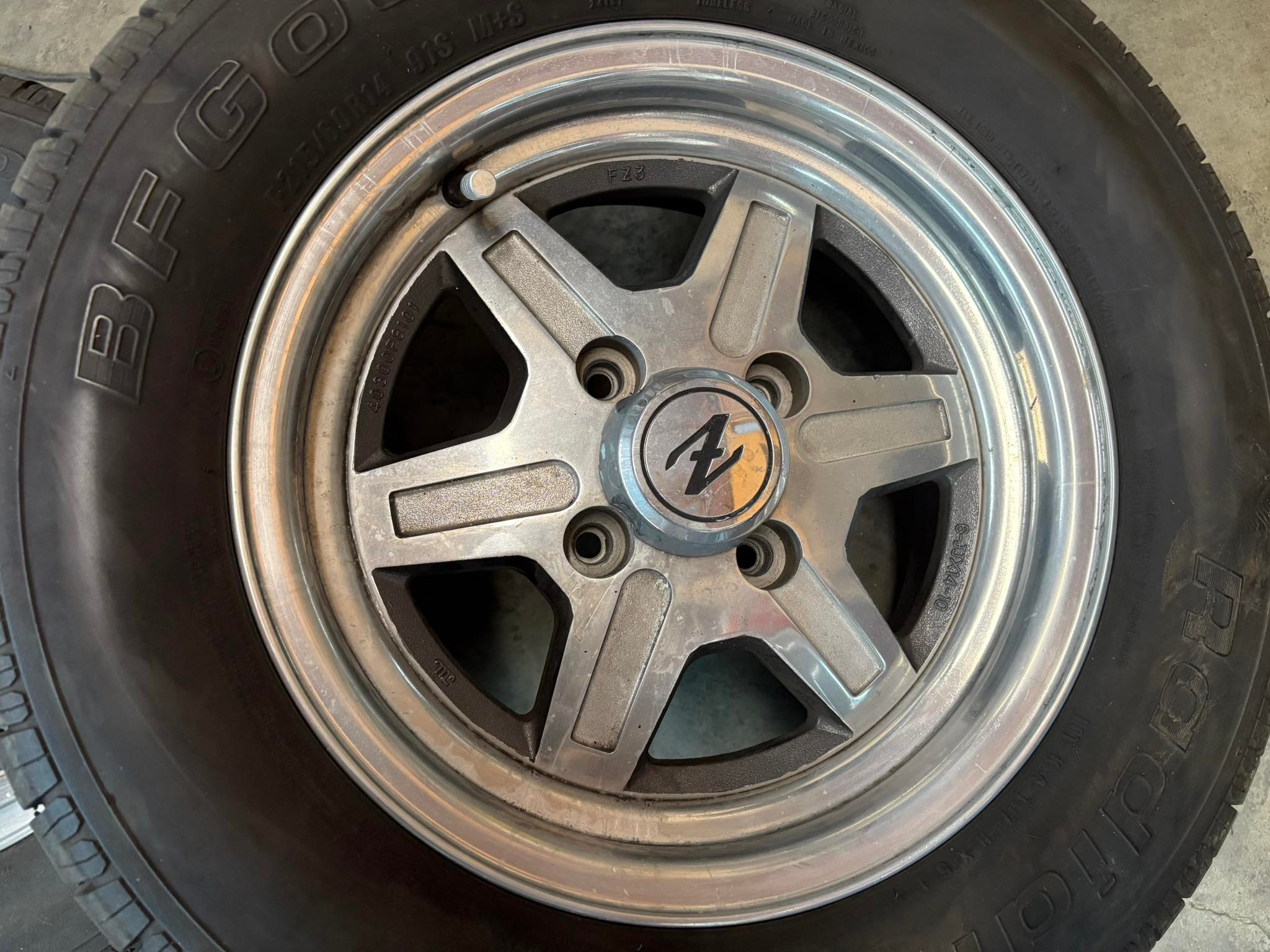 420　ホイール2 What's a fair price for Datsun 215/60R14 rims and tires?