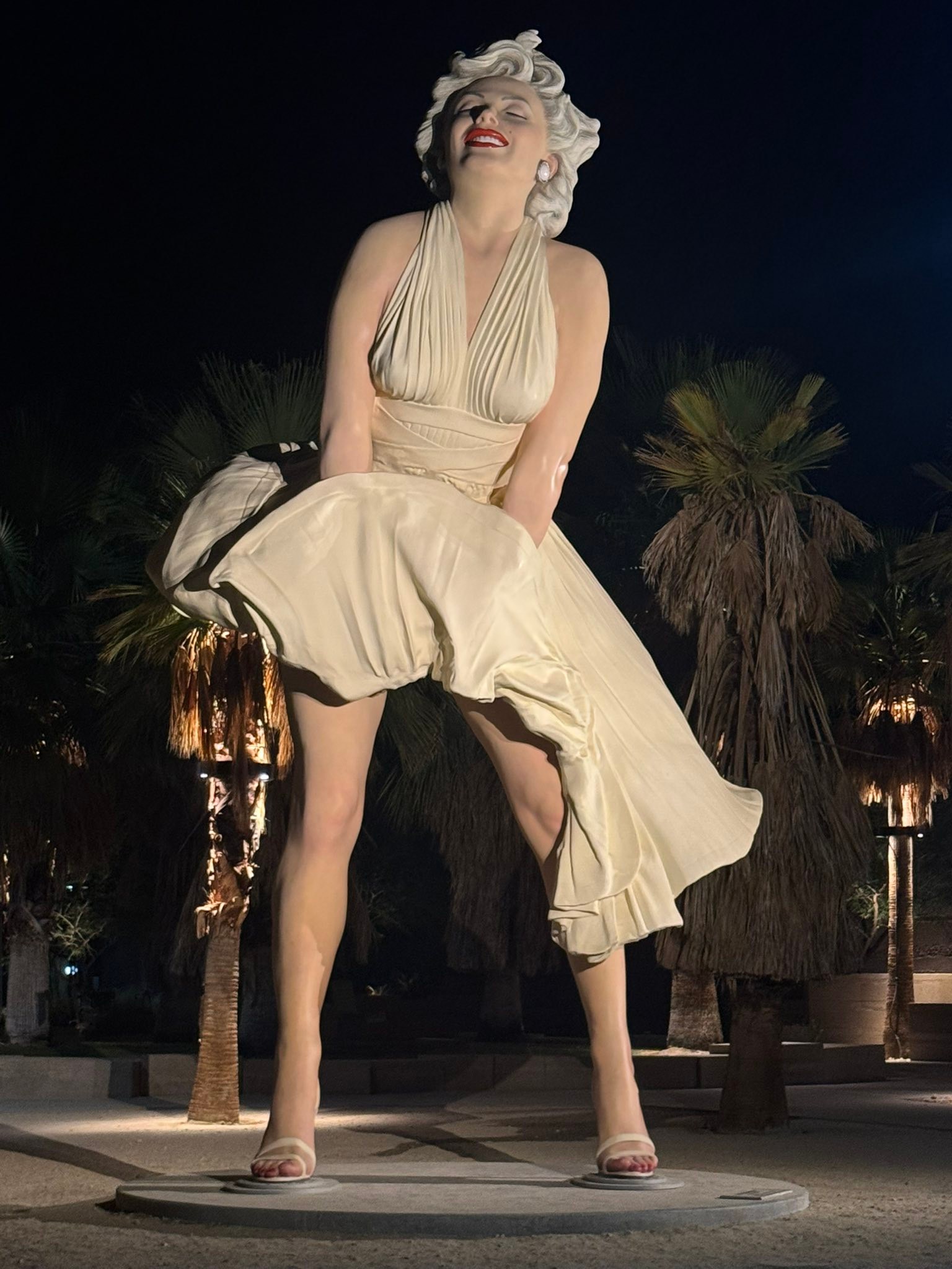 Forever Marilyn a giant statue of Marilyn Monroe designed by