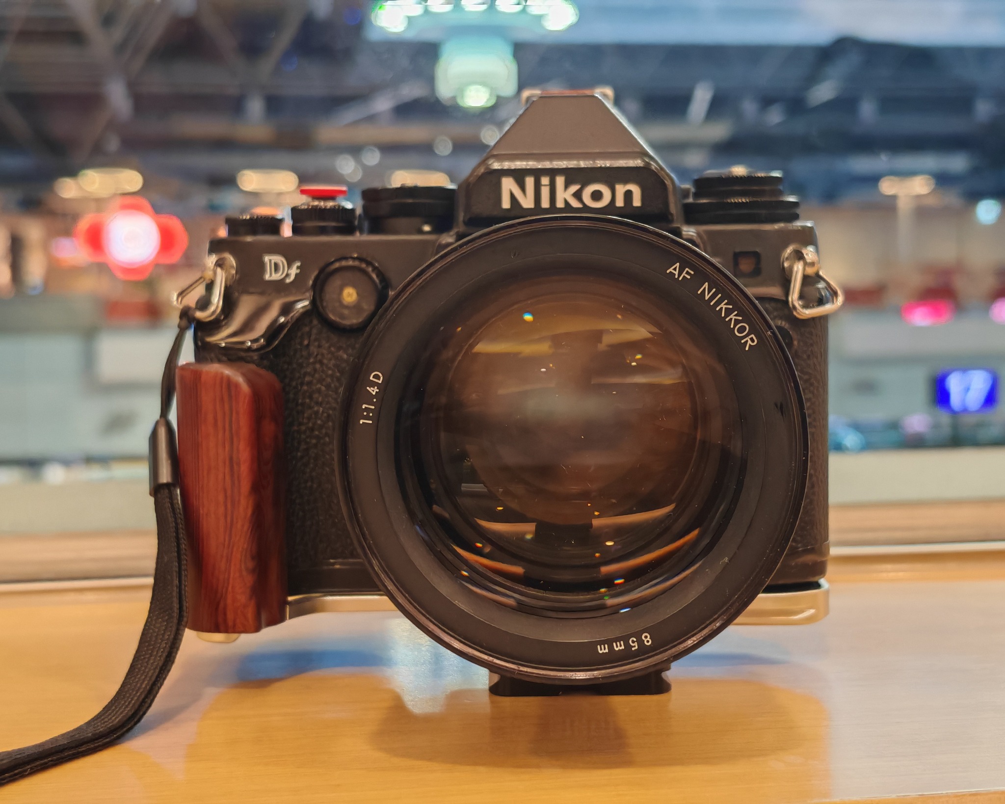 Nikon AF Nikkor 85mm f/1.4D lens