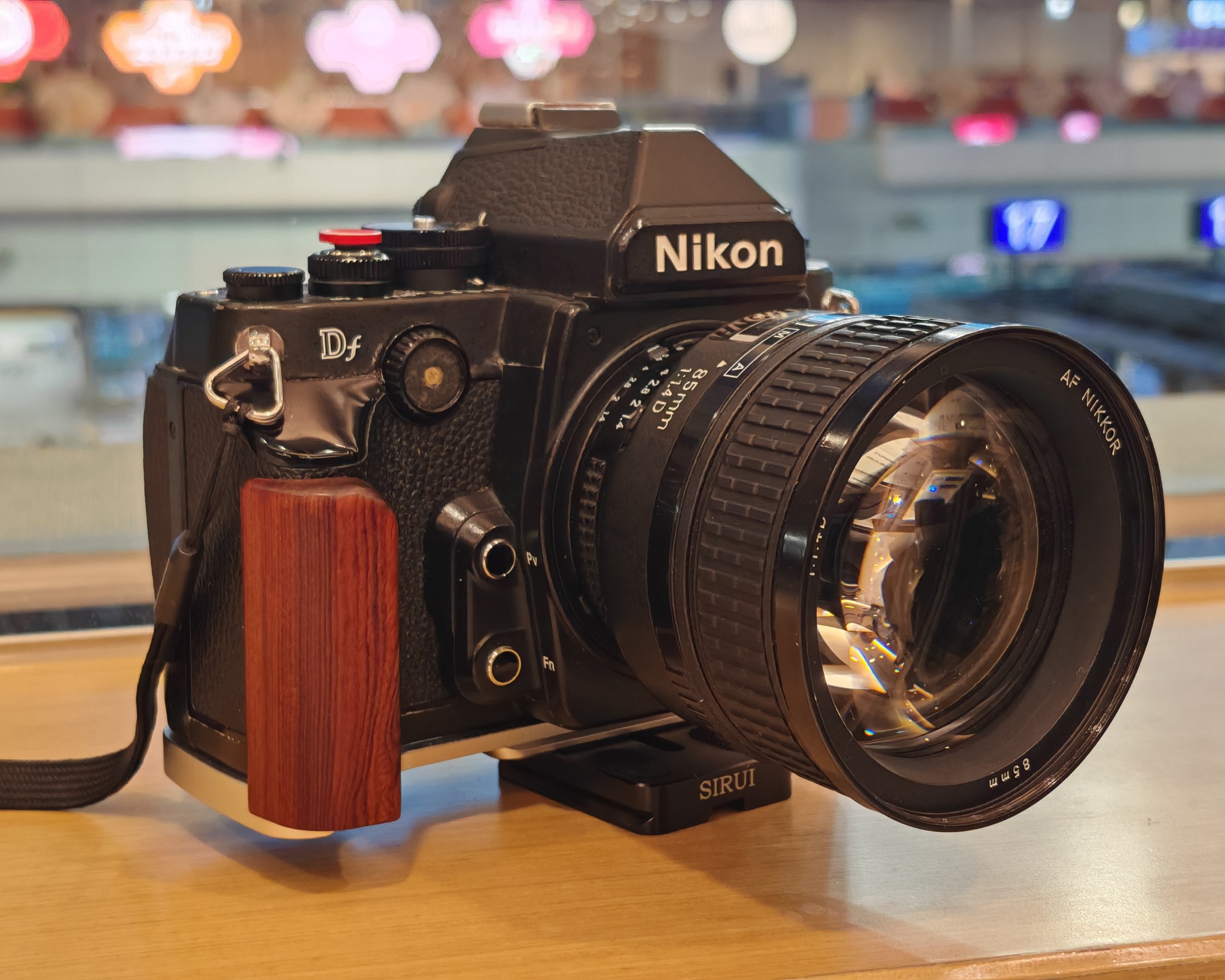 Nikon AF Nikkor 85mm f/1.4D lens