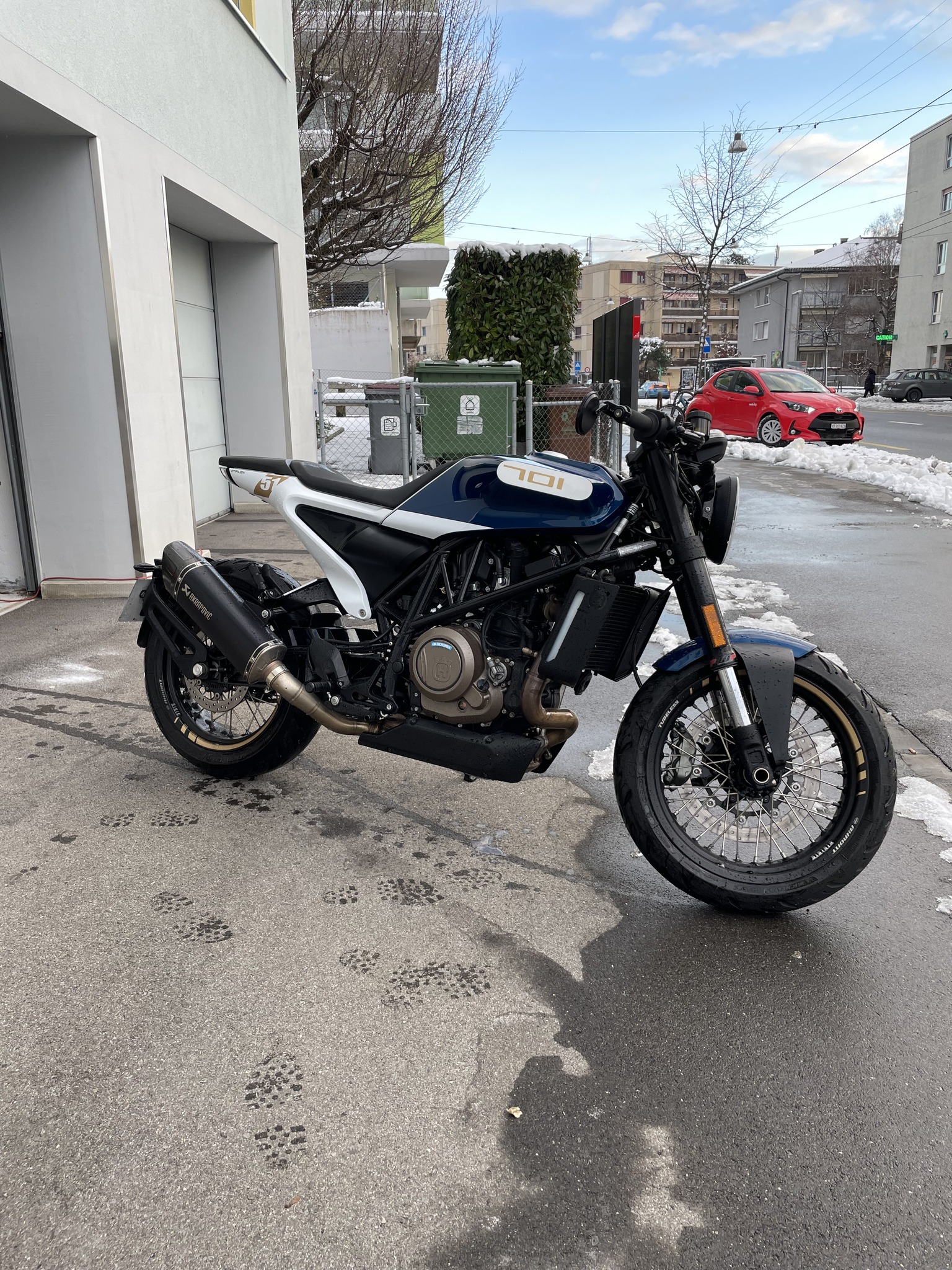 How to lower a Vitpilen 701 symmetrically?