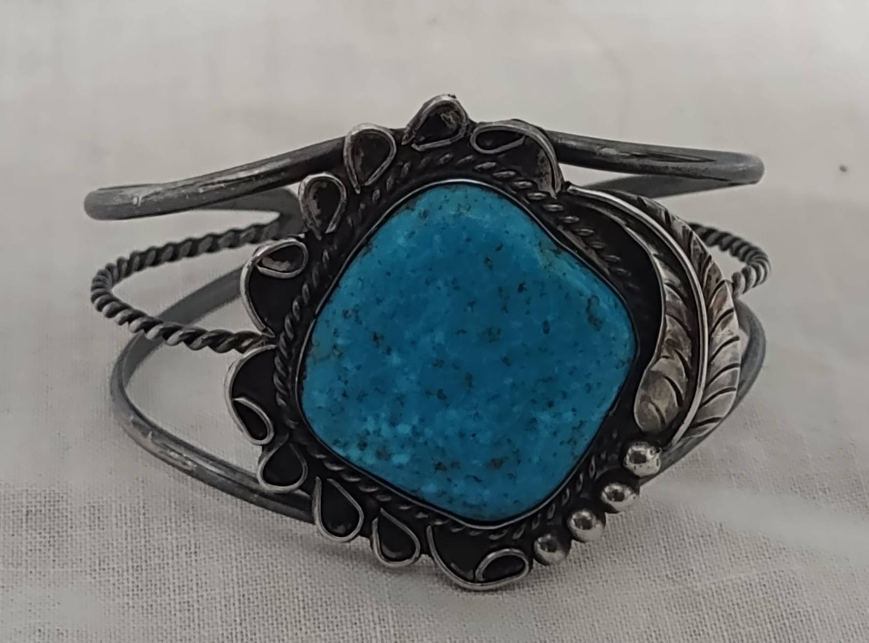 Identifying vintage turquoise and coral jewelry as Native American
