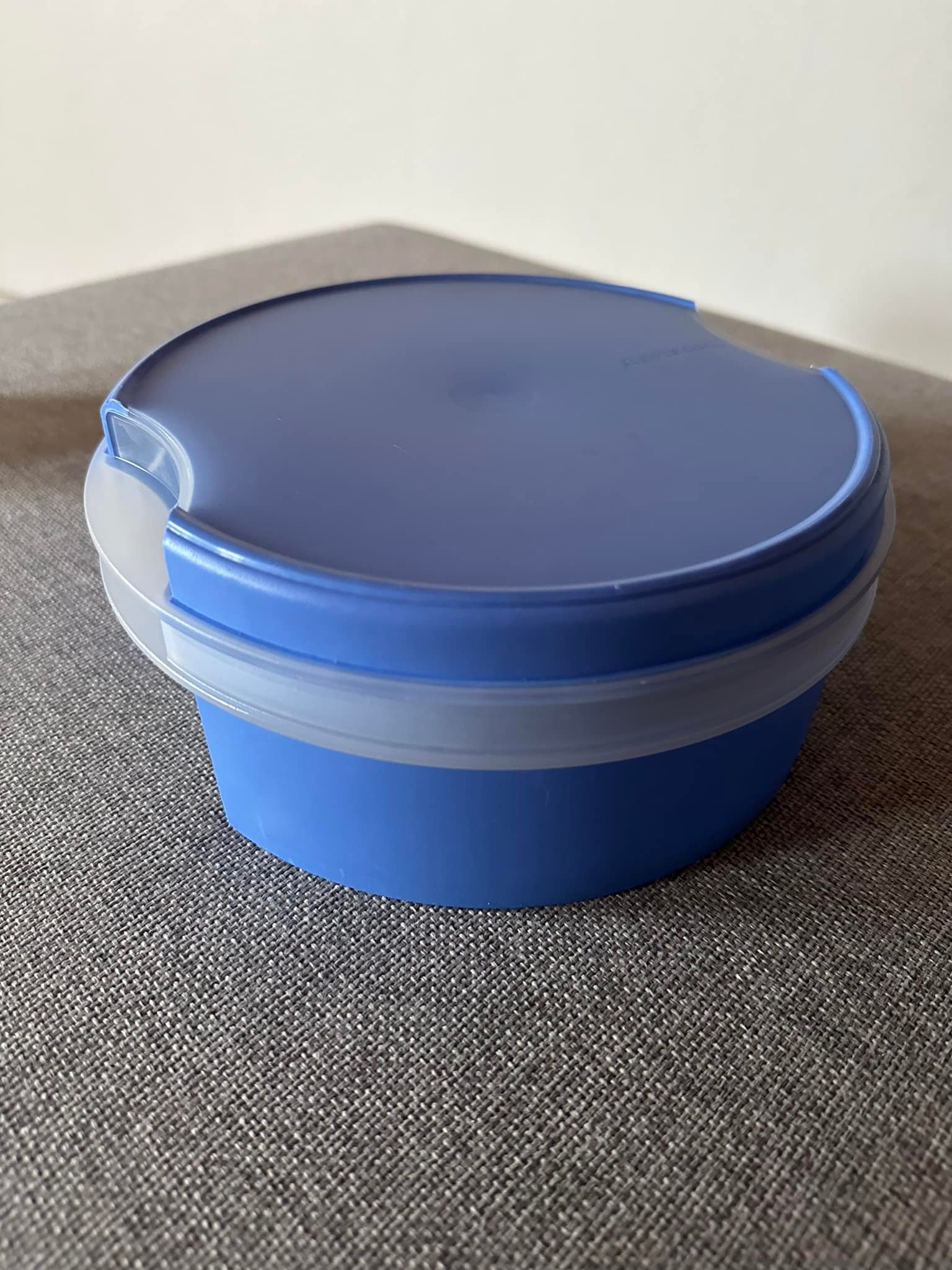 Verkaufe folgende Tupperware Artikel: 1) Keksdose Dolce Vita in blau. Selten genutzt von daher sehr guter Zustand. 15€ 2) Tupperware Behälter mit Einteilung, Vintage, Made in Mexiko, selten genutzt, leichte Gebrauchsspuren. 15€