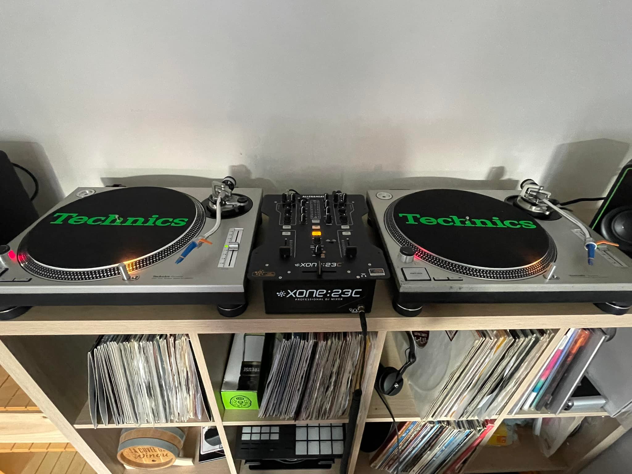 Technics SL1200 MK5 turntable setup with FX processing
