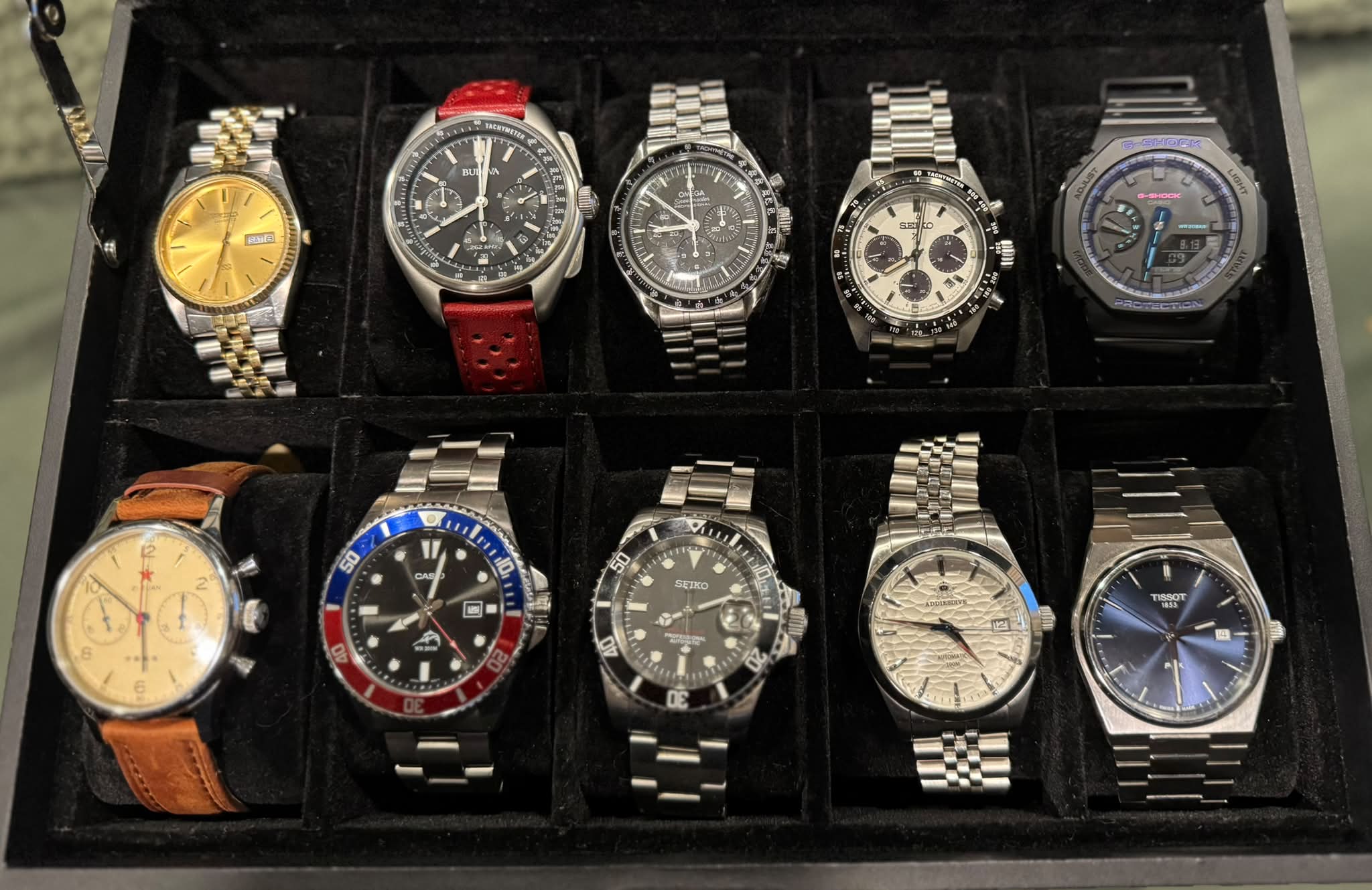 ファイヤー From the dual-layer sunburst dial to the polished indices with