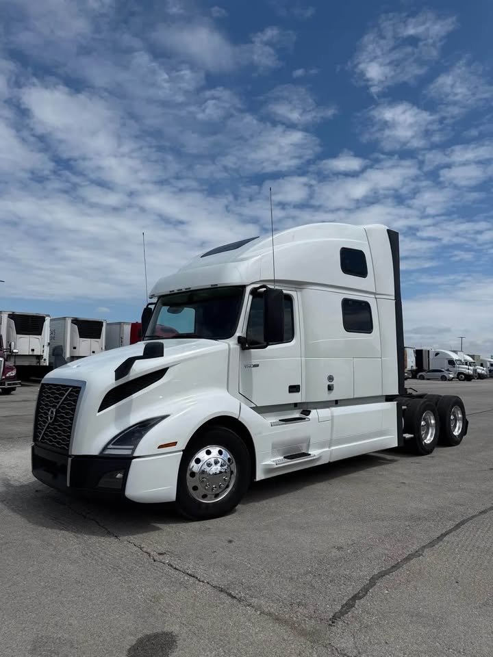 2023 Volvo VNL 860 *Low Miles* - Commercial Vehicles - Burr Ridge ...