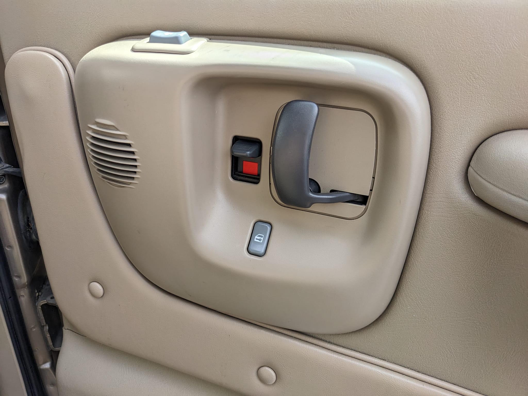 Door Trim Panel With Armrest Front Left For Chevy/GMC Trucks/SUVs 2010-2014 – Tan, GM# 84127282