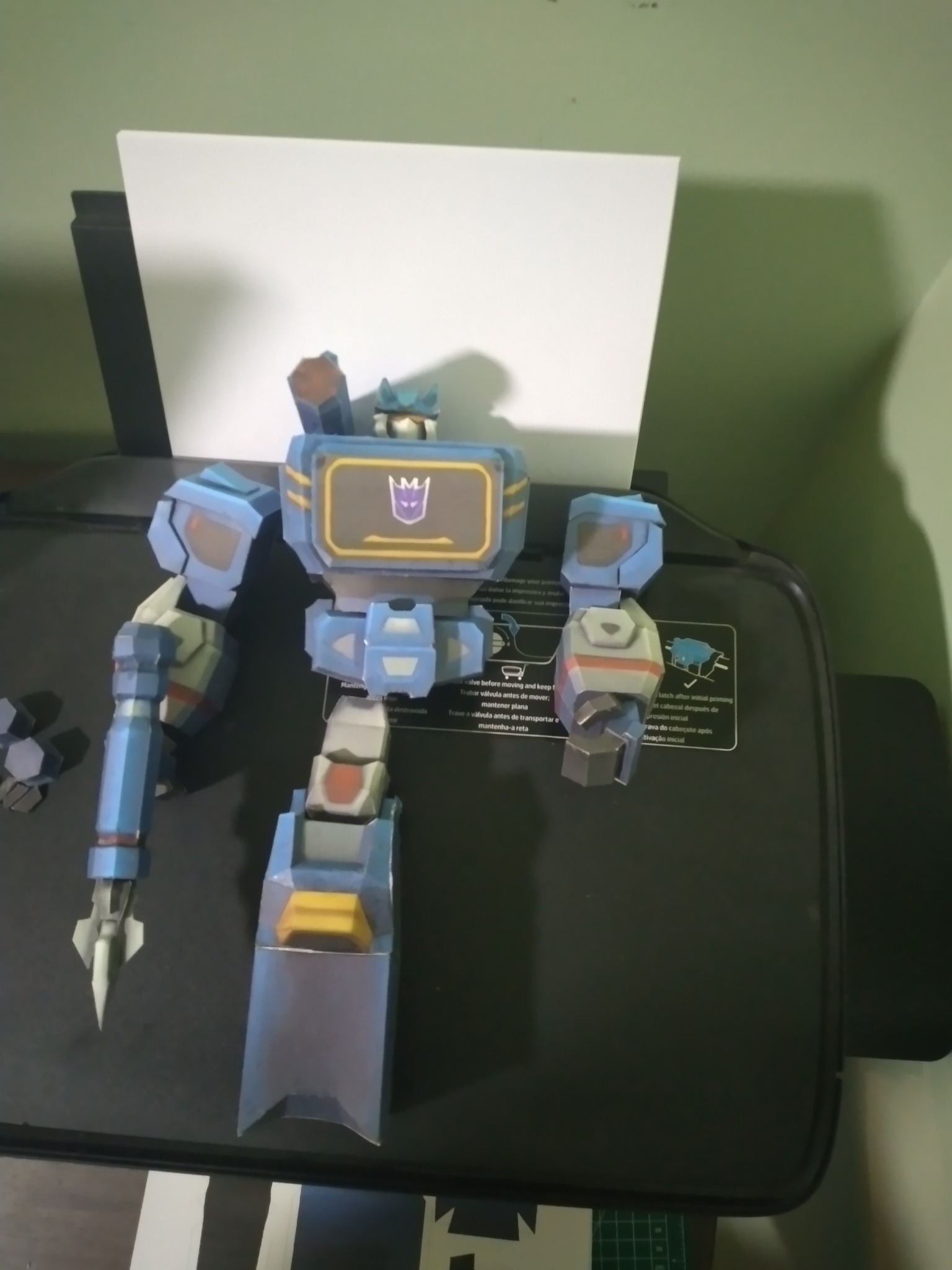 Papercraft | avanzando en el modelo del amigo @eiji papercraft | Facebook