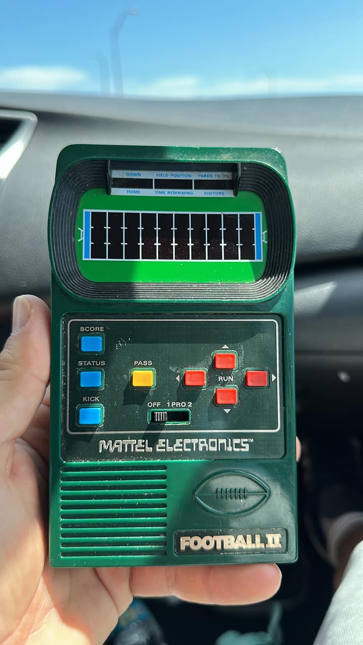 Mattel electronics Soccer, de los 80's. Era de mi hermano y aún lo