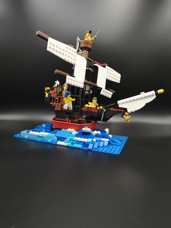 Ahoy ! 🏴‍☠️ This is the crew i made for my 70413 MOC (The top
