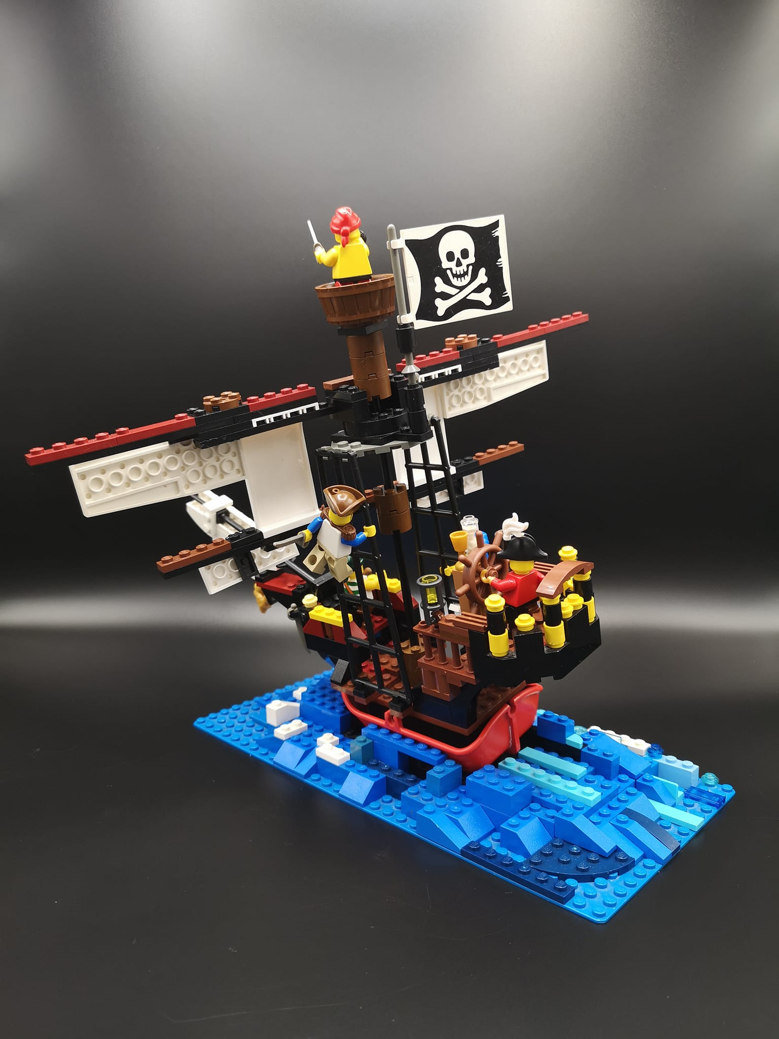 ⭐️なほ⭐️ Ahoy ! 🏴‍☠️ This is the crew i made for my 70413 MOC (The top