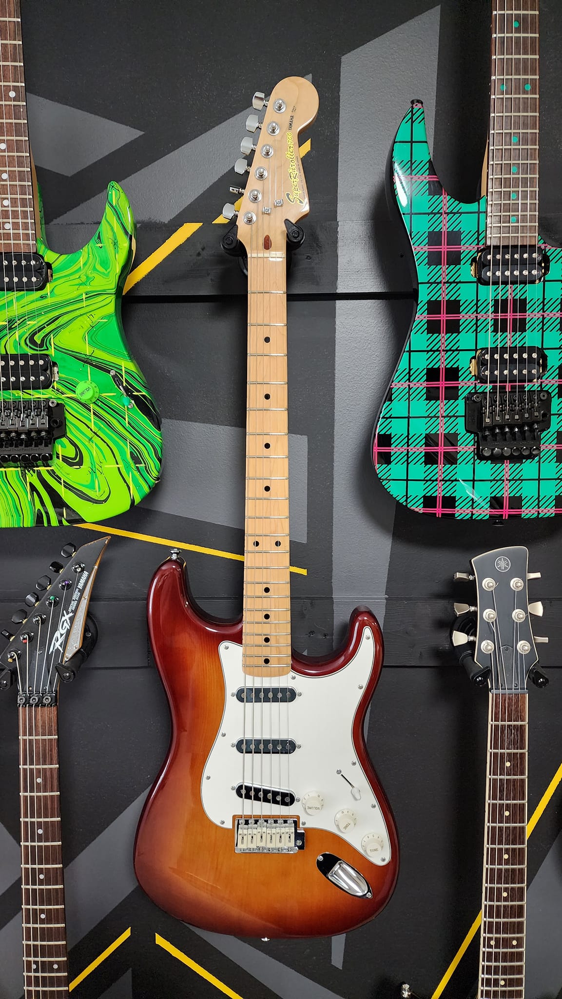Modified 1975 Yamaha Super Rock 'n Roller 400S with Seymour Duncan