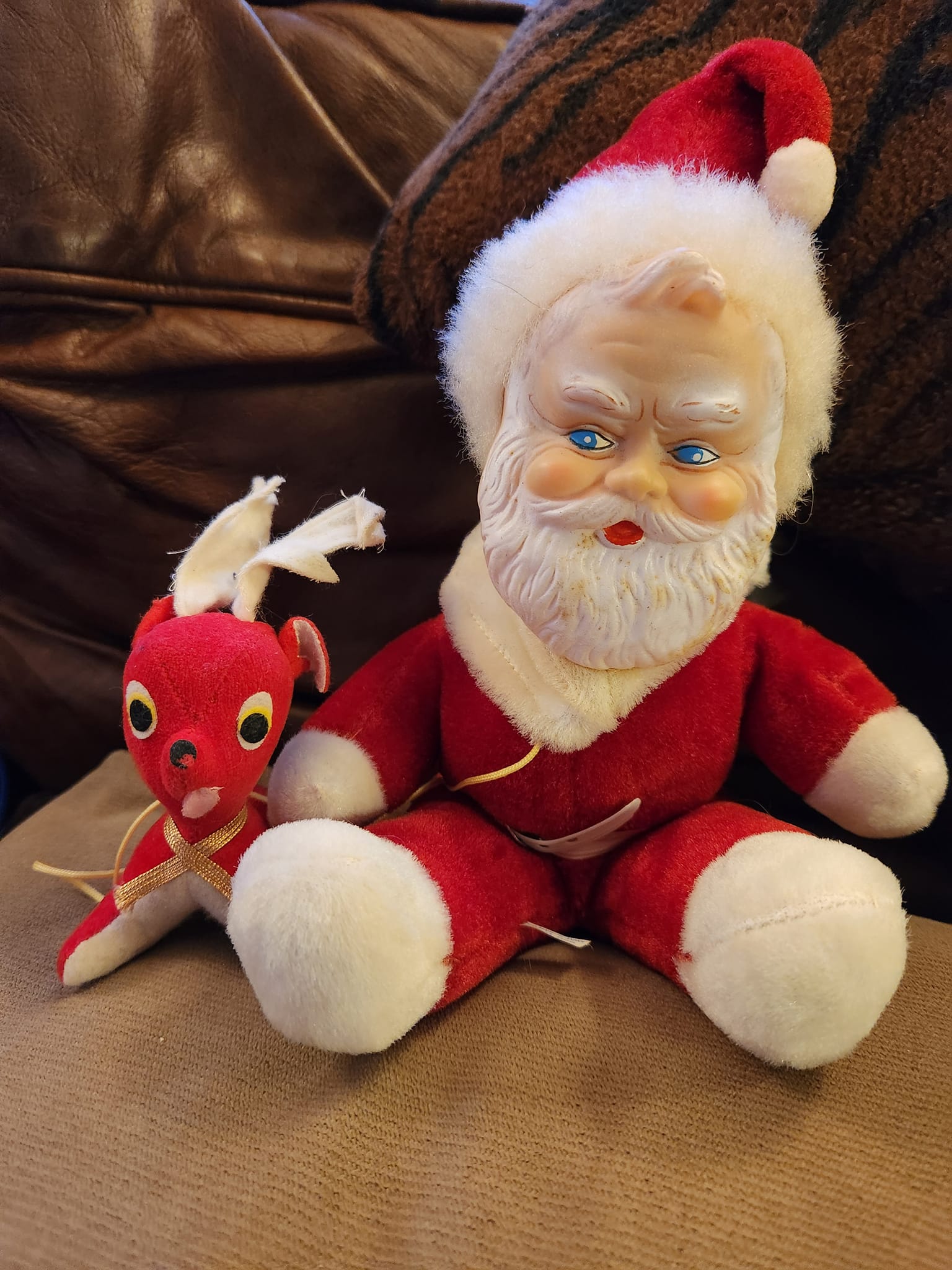 サンタクロース夫妻の人形 What is the origin and information about this Japanese Santa figurine?