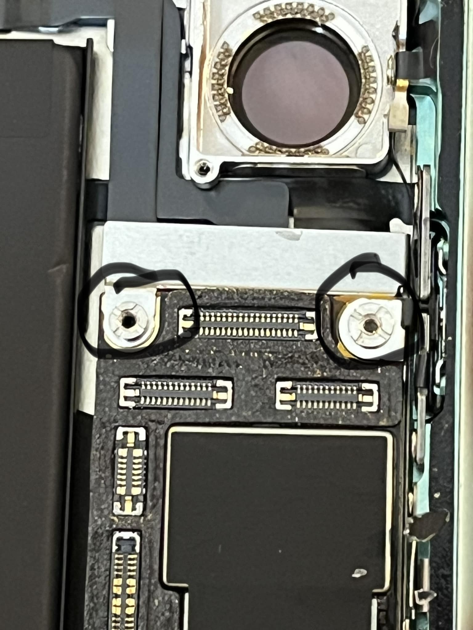 iPhone11 本隊 iPhone 11 Can anyone tell me the name of the missing component