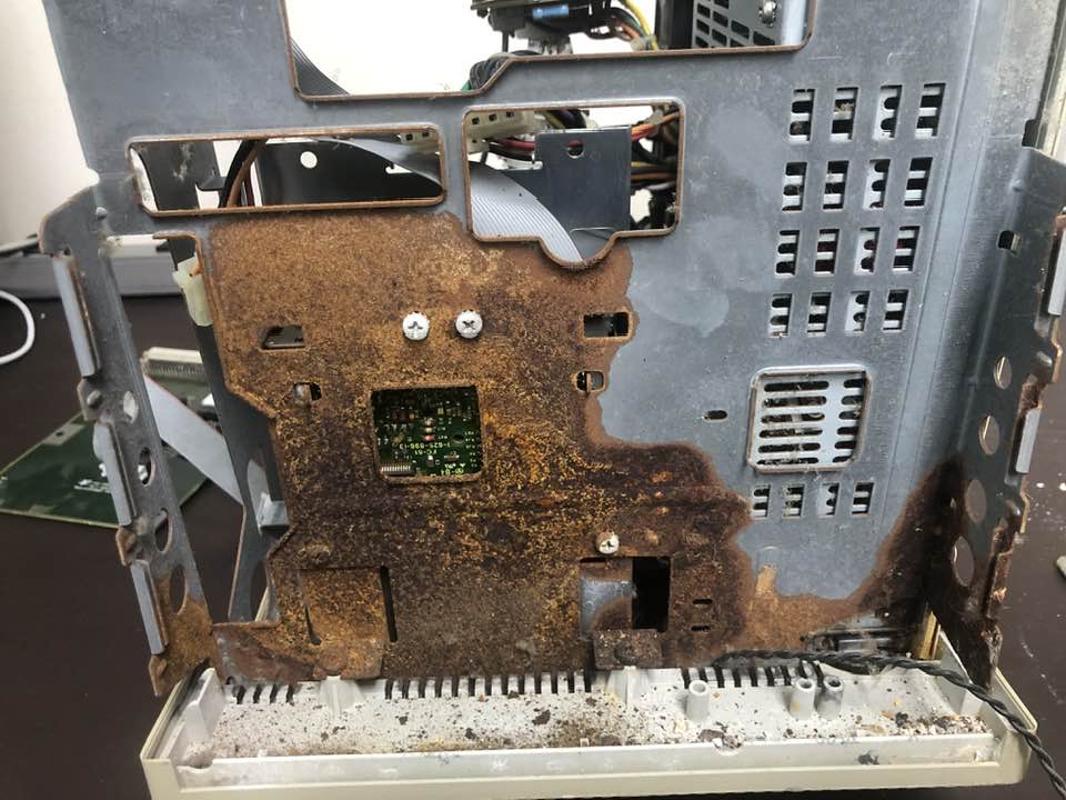 Another Mac SE/30 that was killed by a leaking battery.