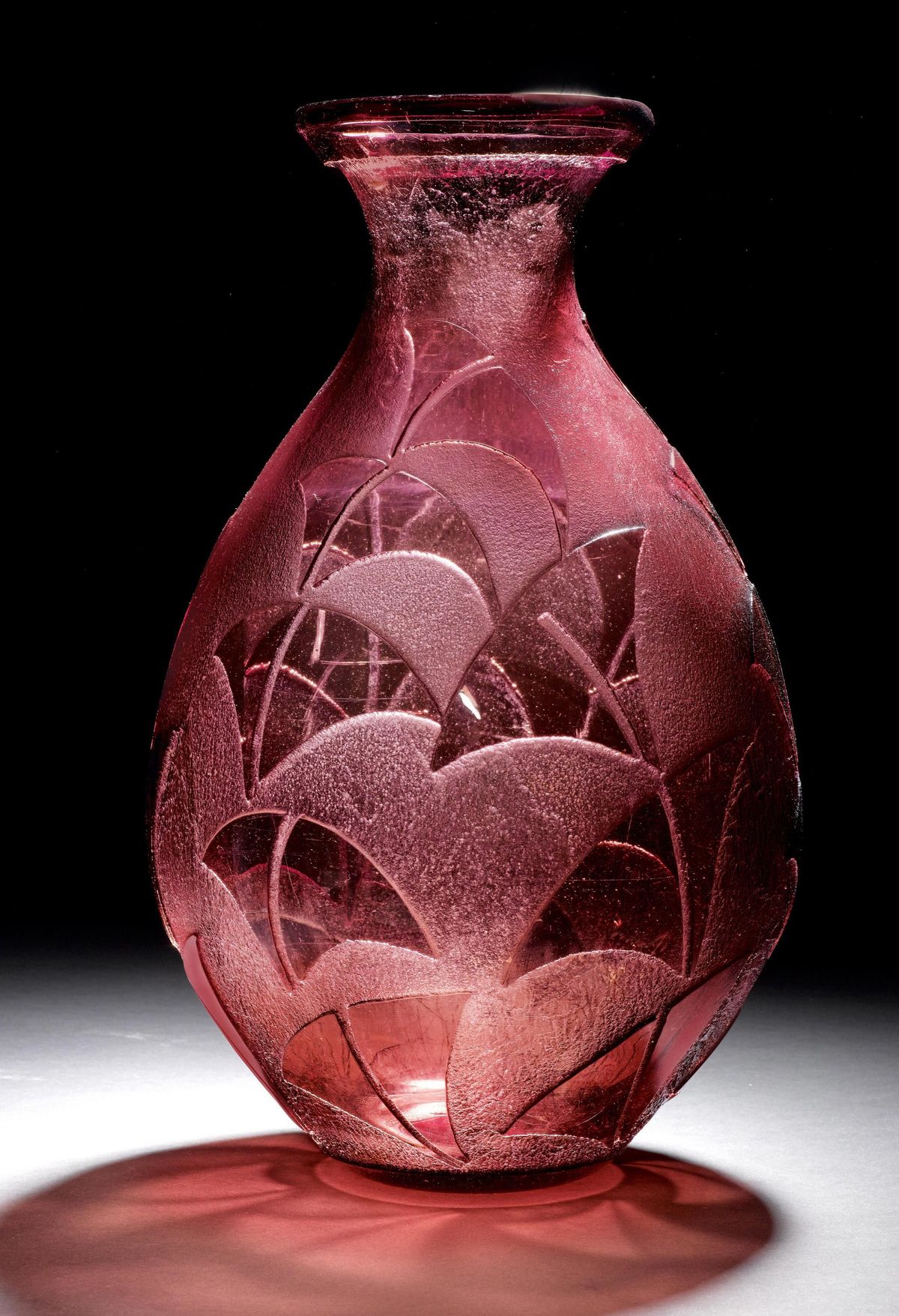 Verrerie d`Art Degué, vase en verre gravé, ca 1930. Crédit photo 