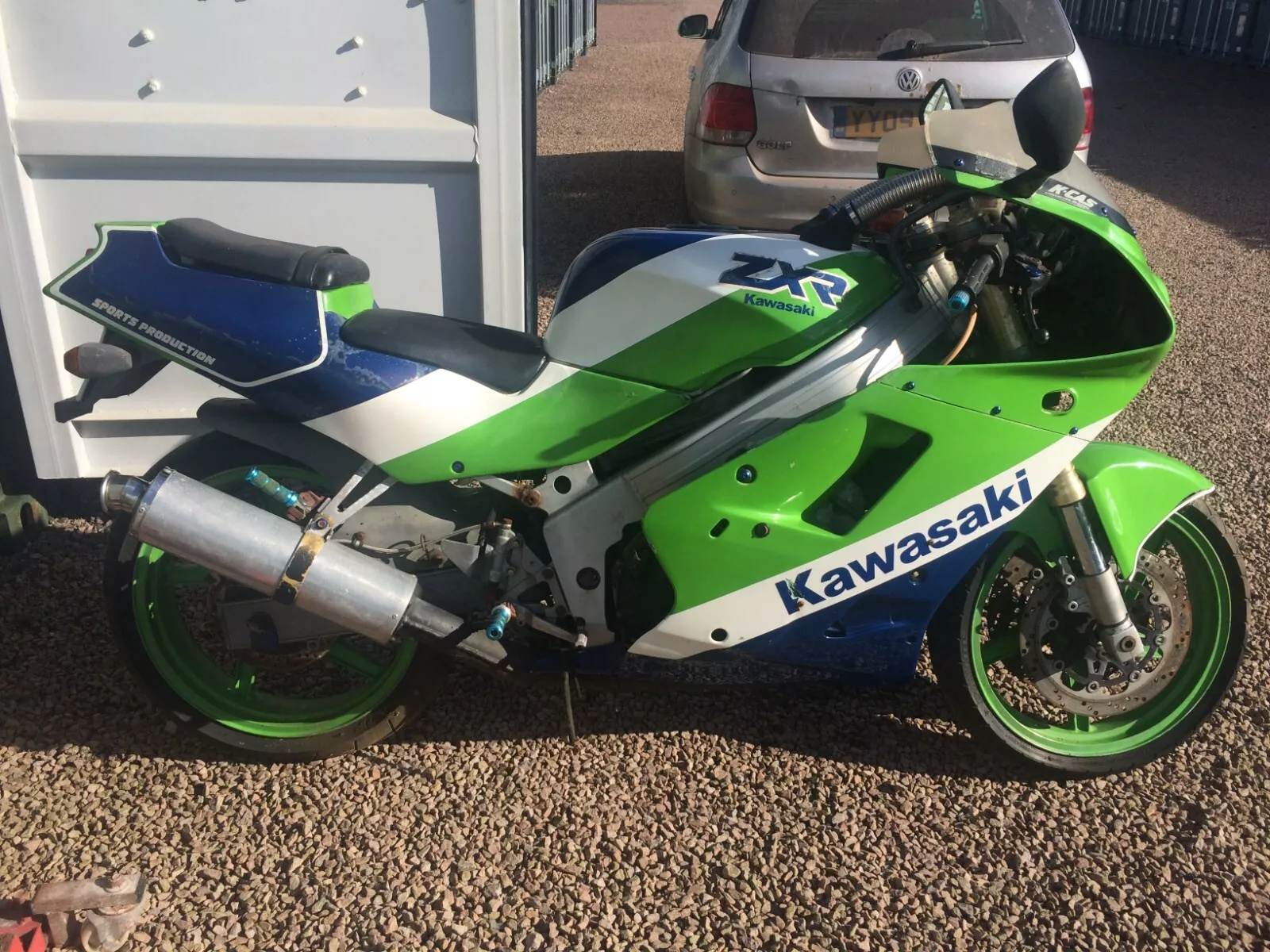 Kawasaki ZXR250 restoration in Kawasaki racing colors