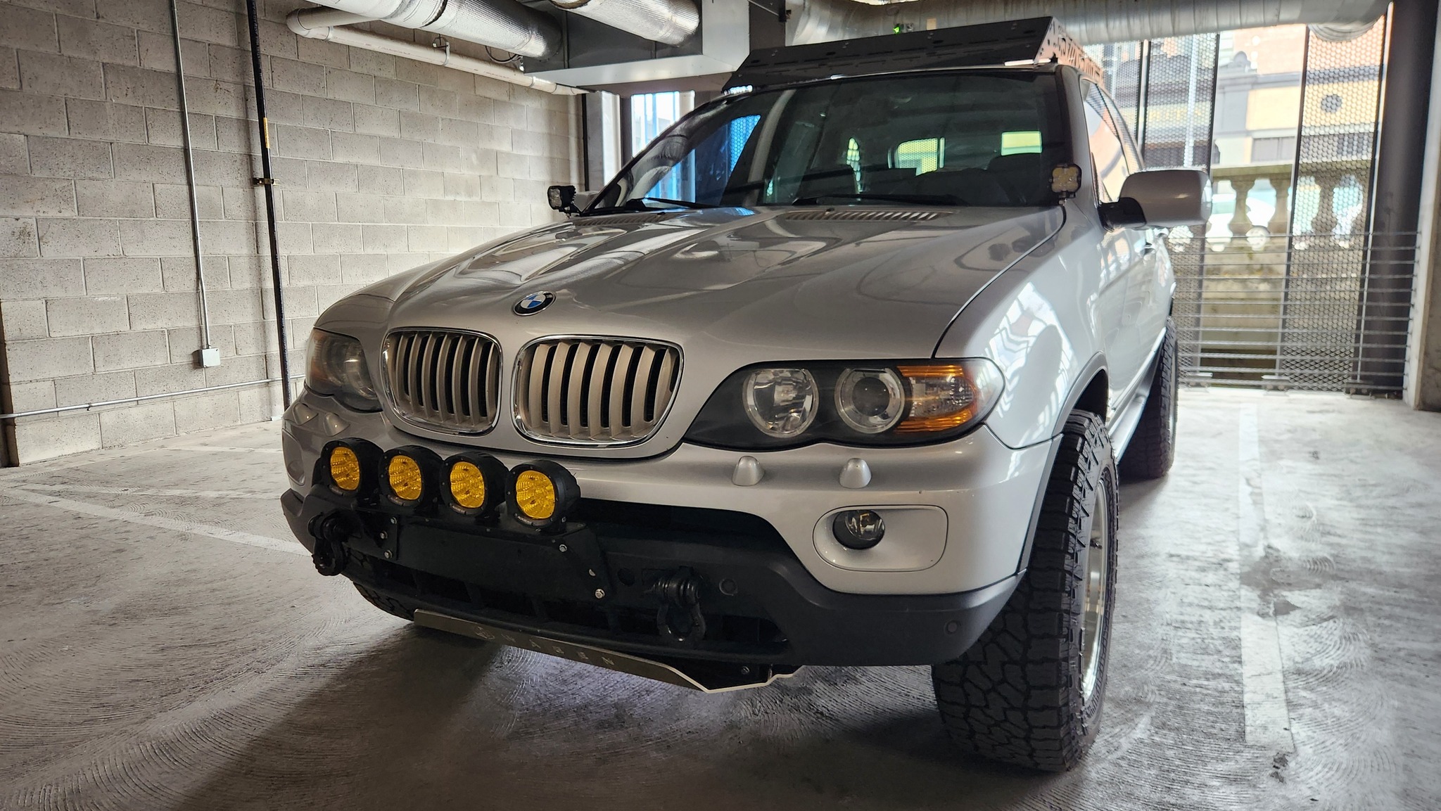 Modified 2005 X5 4.4i with ECS tuning lift kit