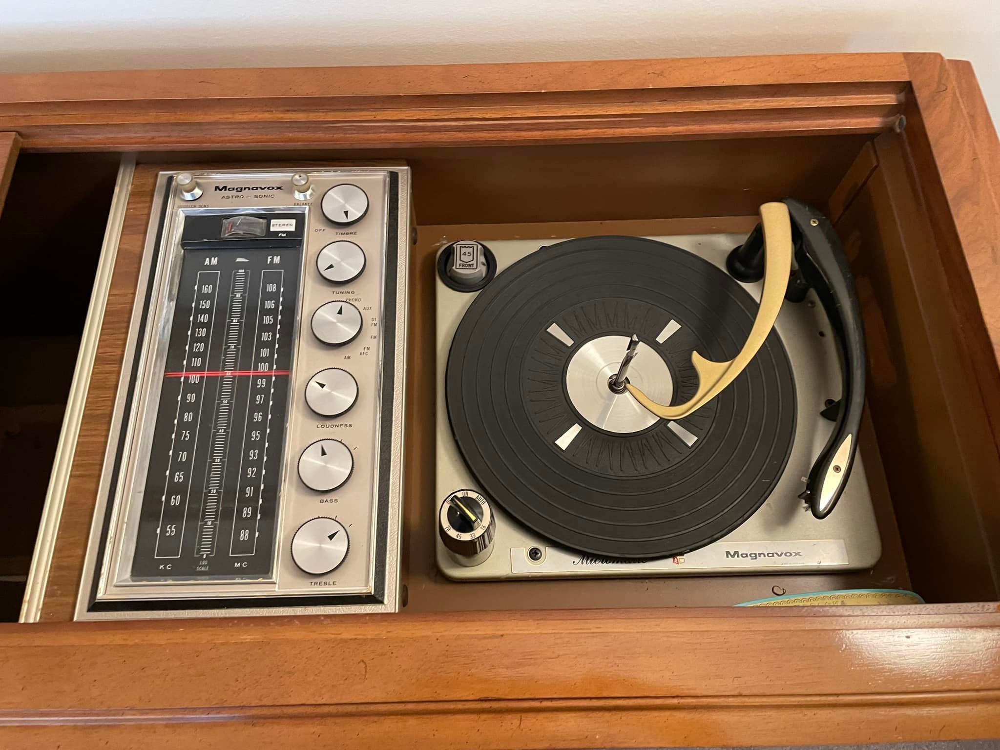 What is this vintage Magnavox Astro-Sonic model?