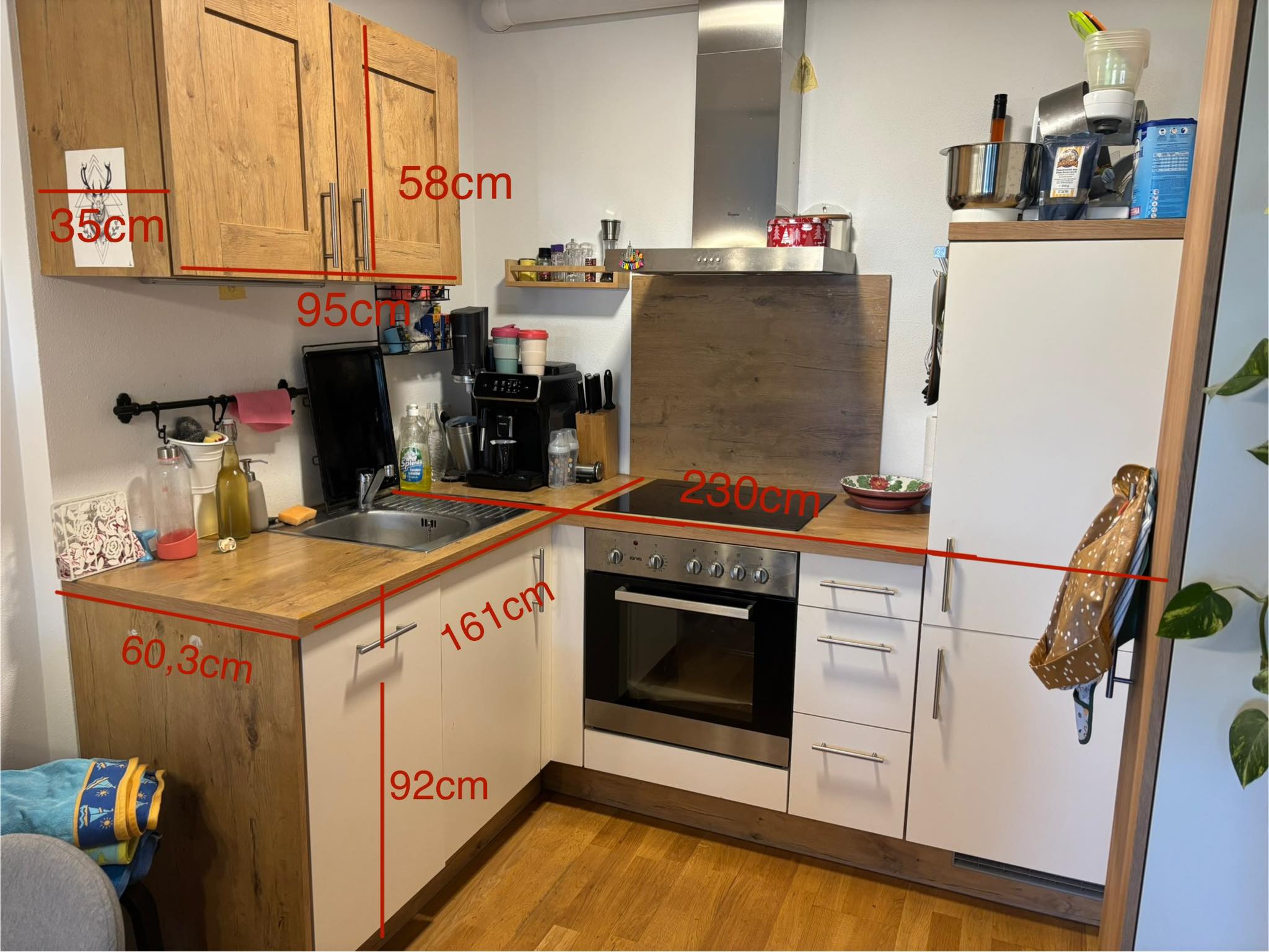 Küche zu verschenken! Da wir aus unserer Wohnung ausziehen und die Küche nicht übernommen wird, verschenken wir unsere Küche. Maße sind dem Foto zu entnehmen. Folgende Geräte sind inkludiert: Backofen mit Ceranfeld