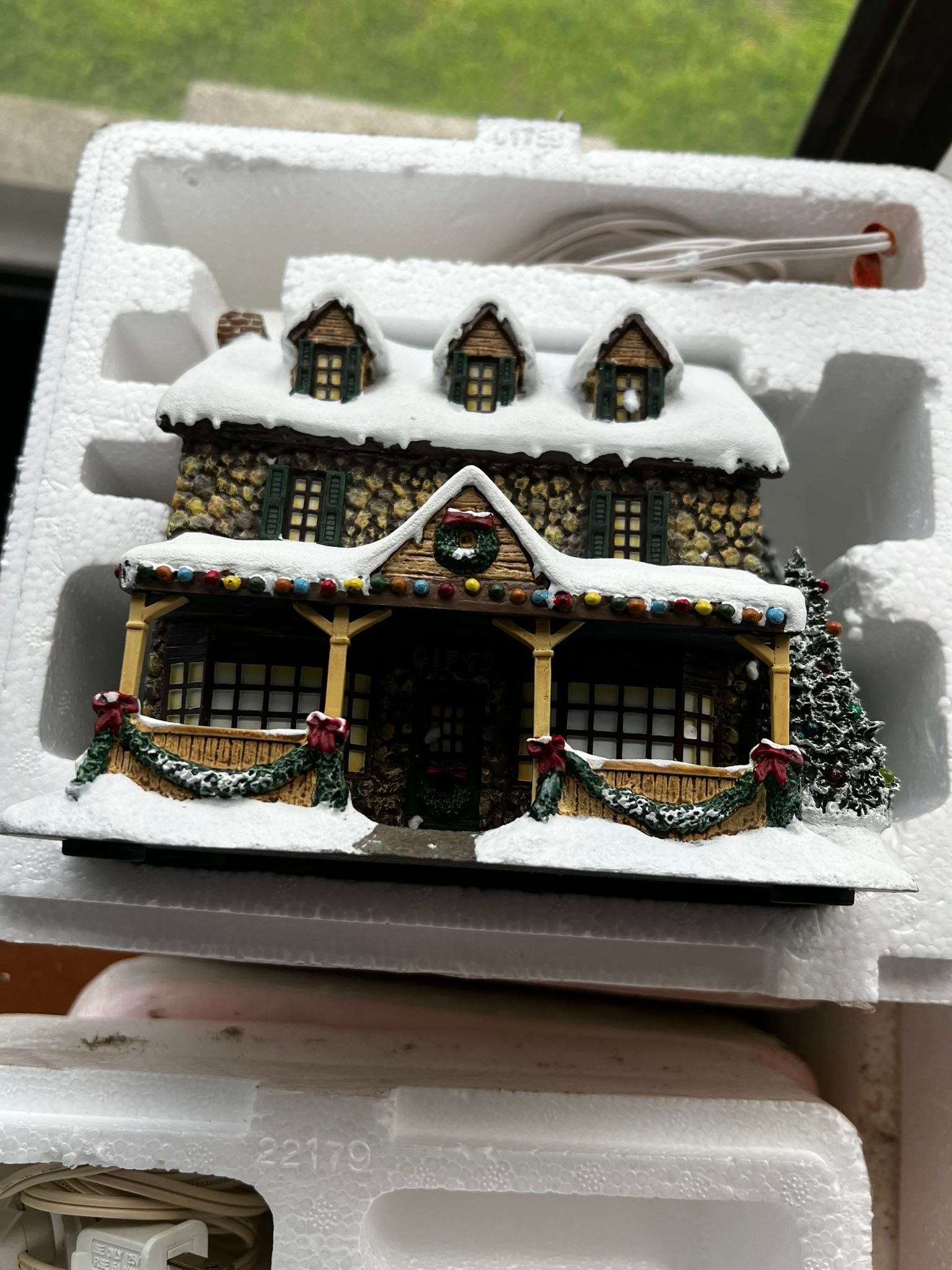Thomas Kinkade Hawthorne Village 21-piece Christmas village