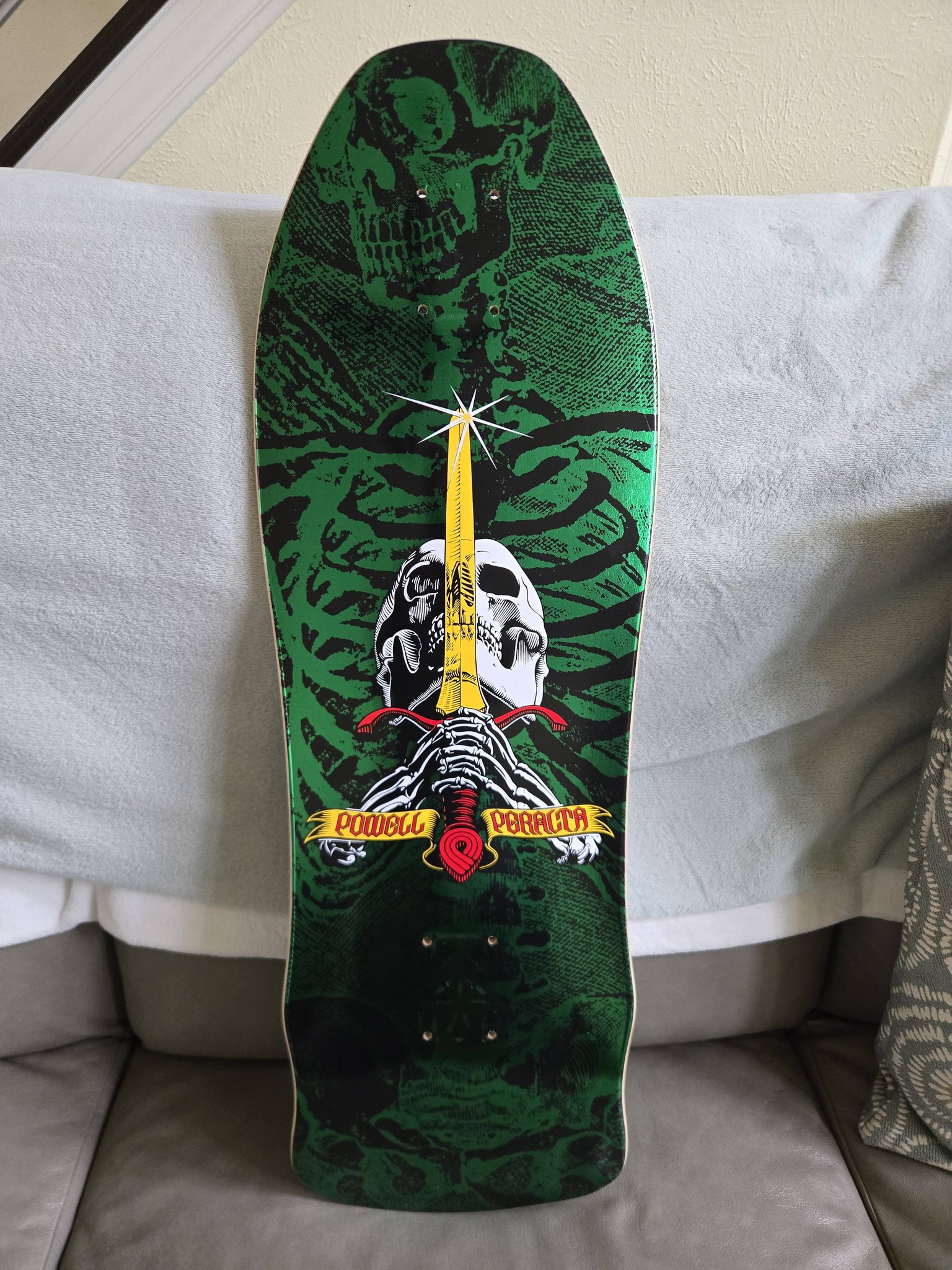 Drawing inspiration from both Eric Dressen's 1989 “Roses” graphic