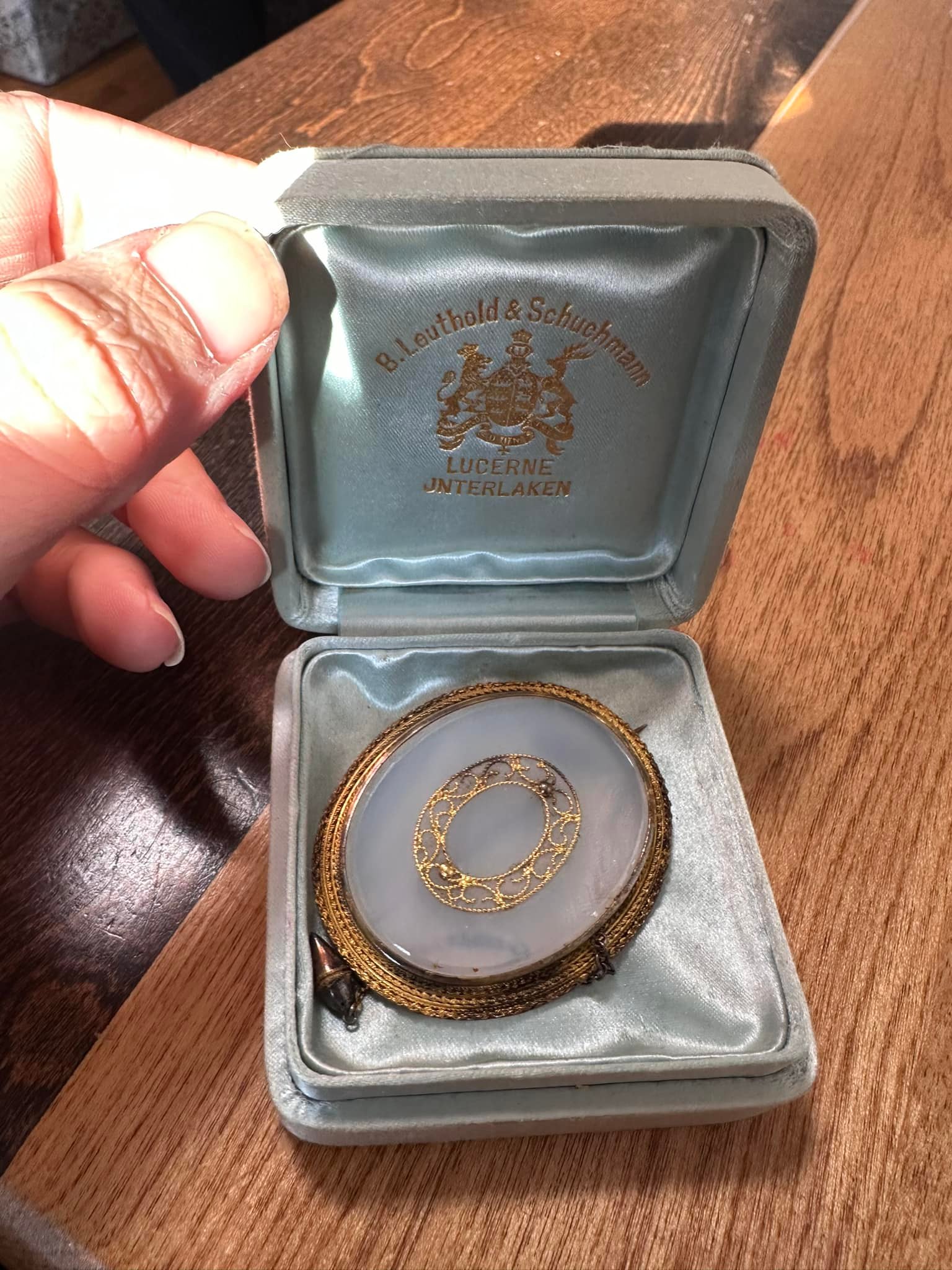 What is this 22k gold piece with unknown plastic-like center?