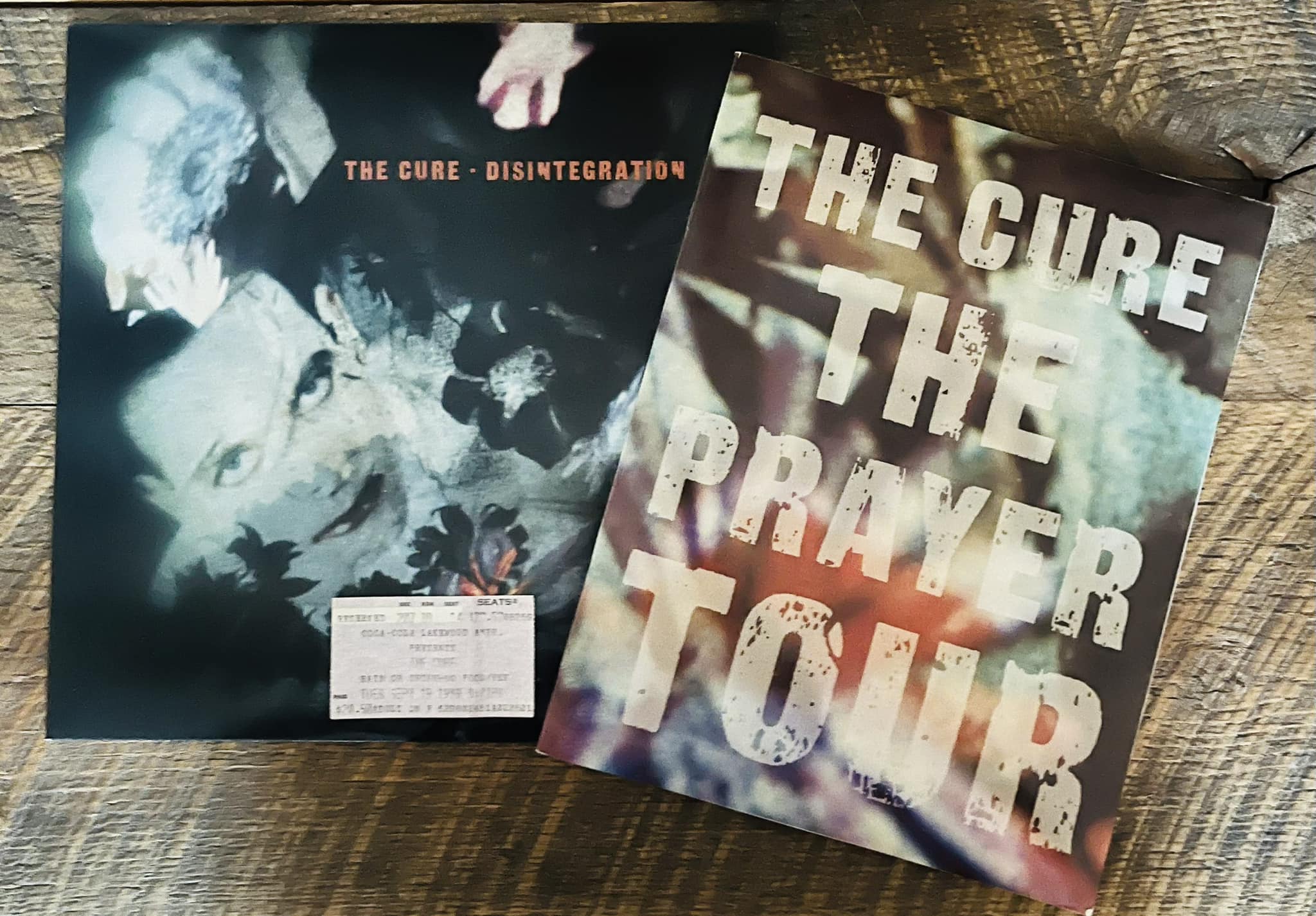 These audience photos from The Cure's 1989 