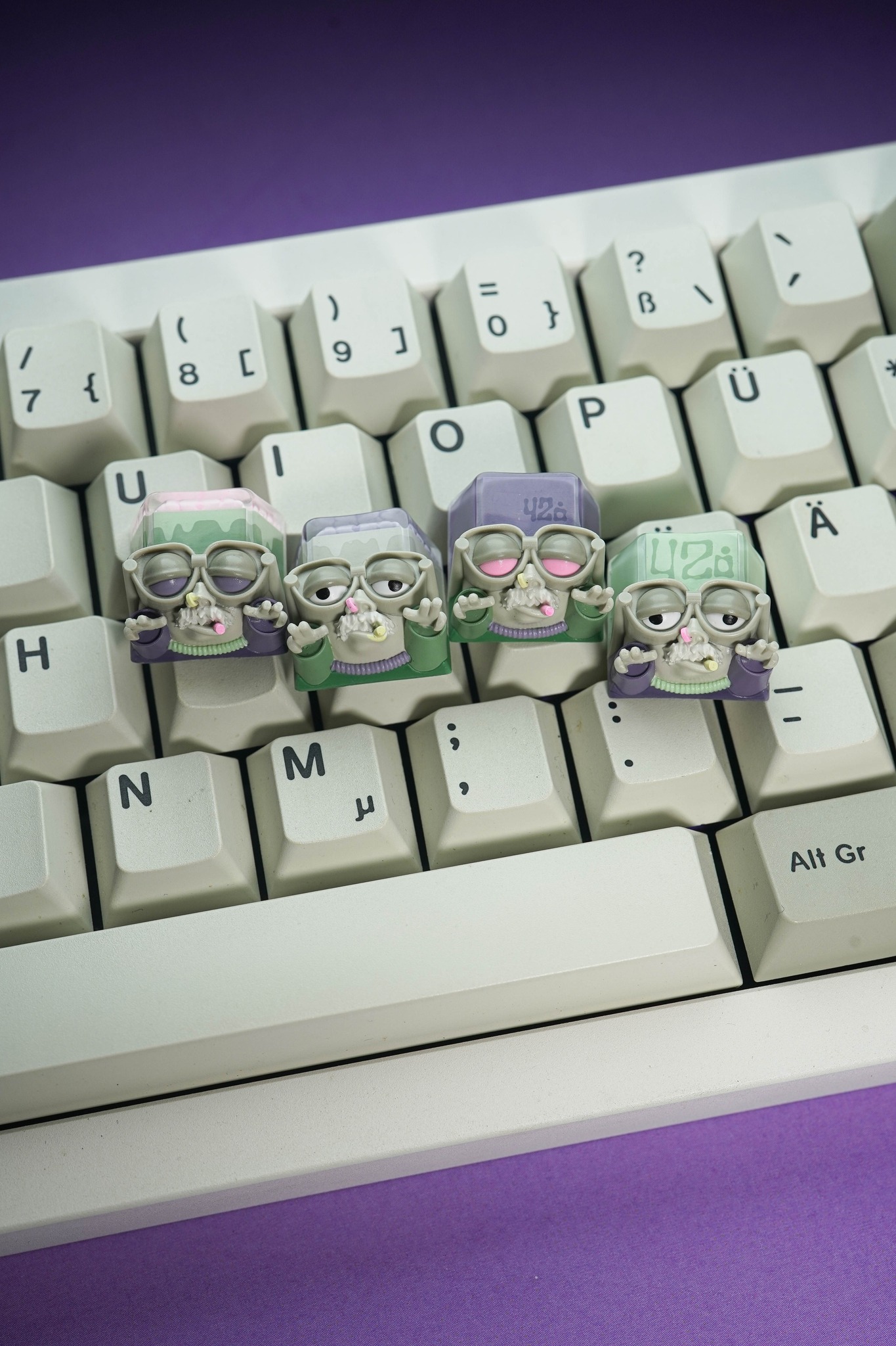 Ganjaalert keycap set with zooted and beige colors