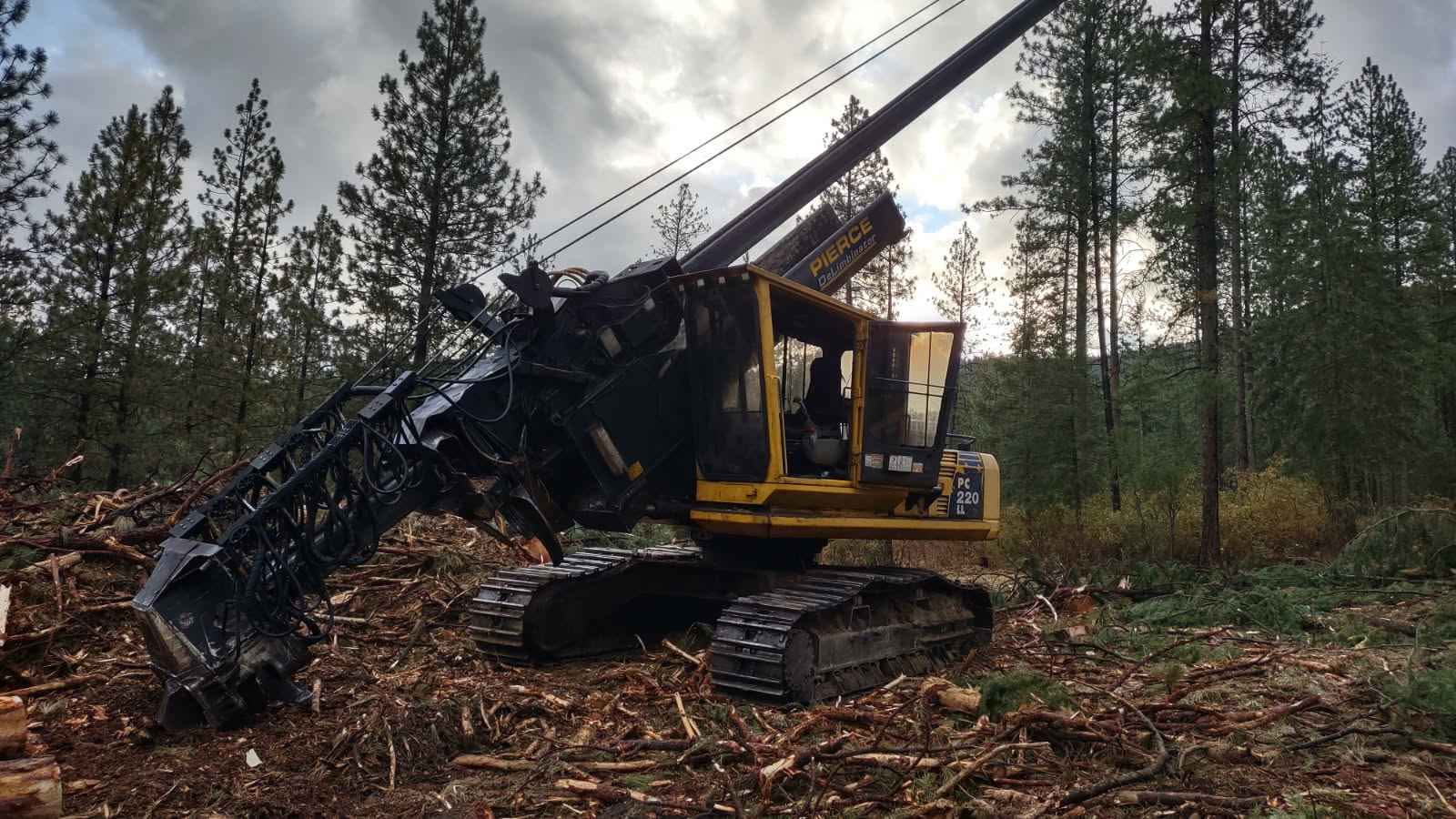2011 Komatsu pc220 with a 300 under carriage. 3348 pierce log 