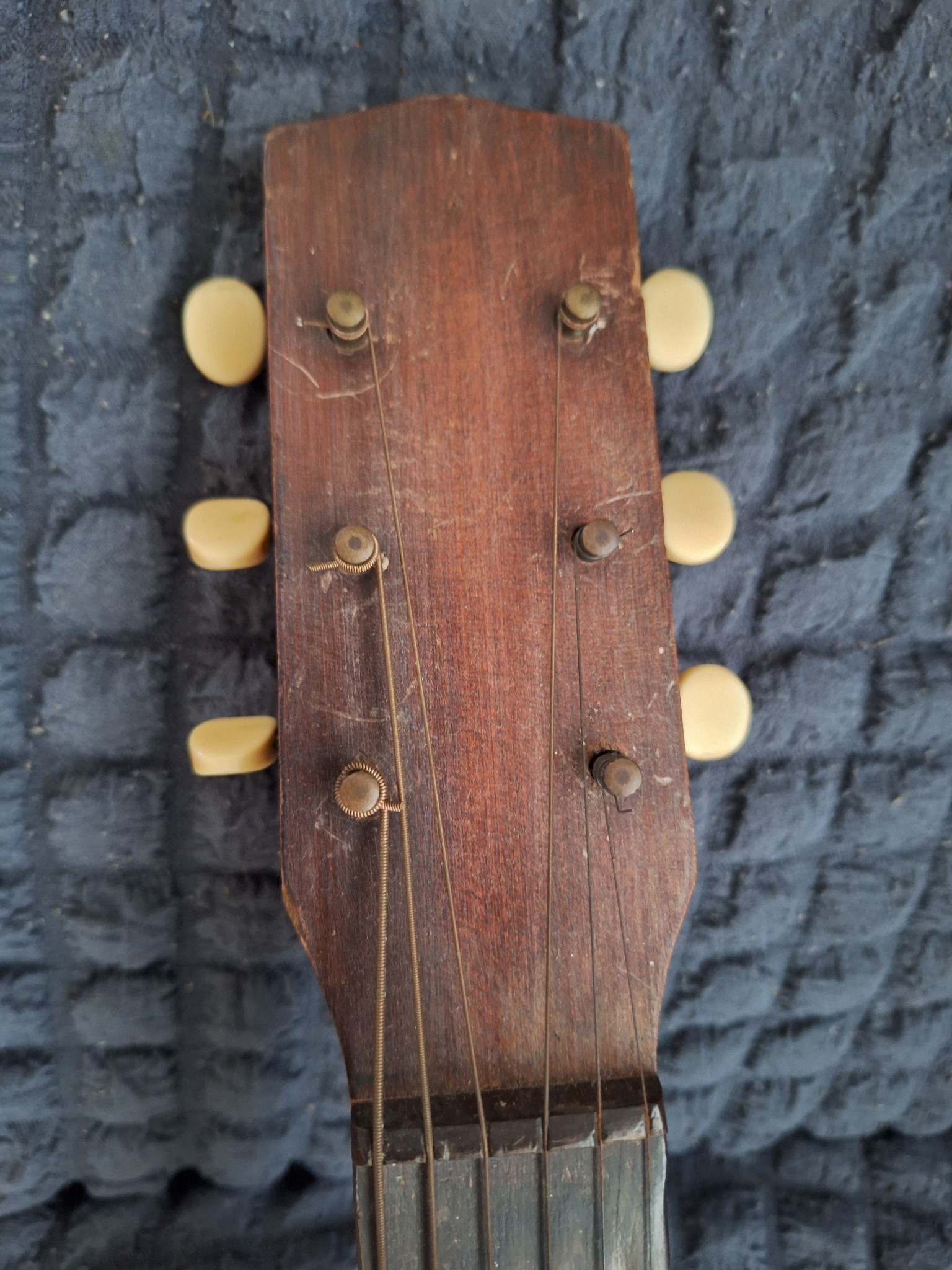 What is this old Maton guitar model?