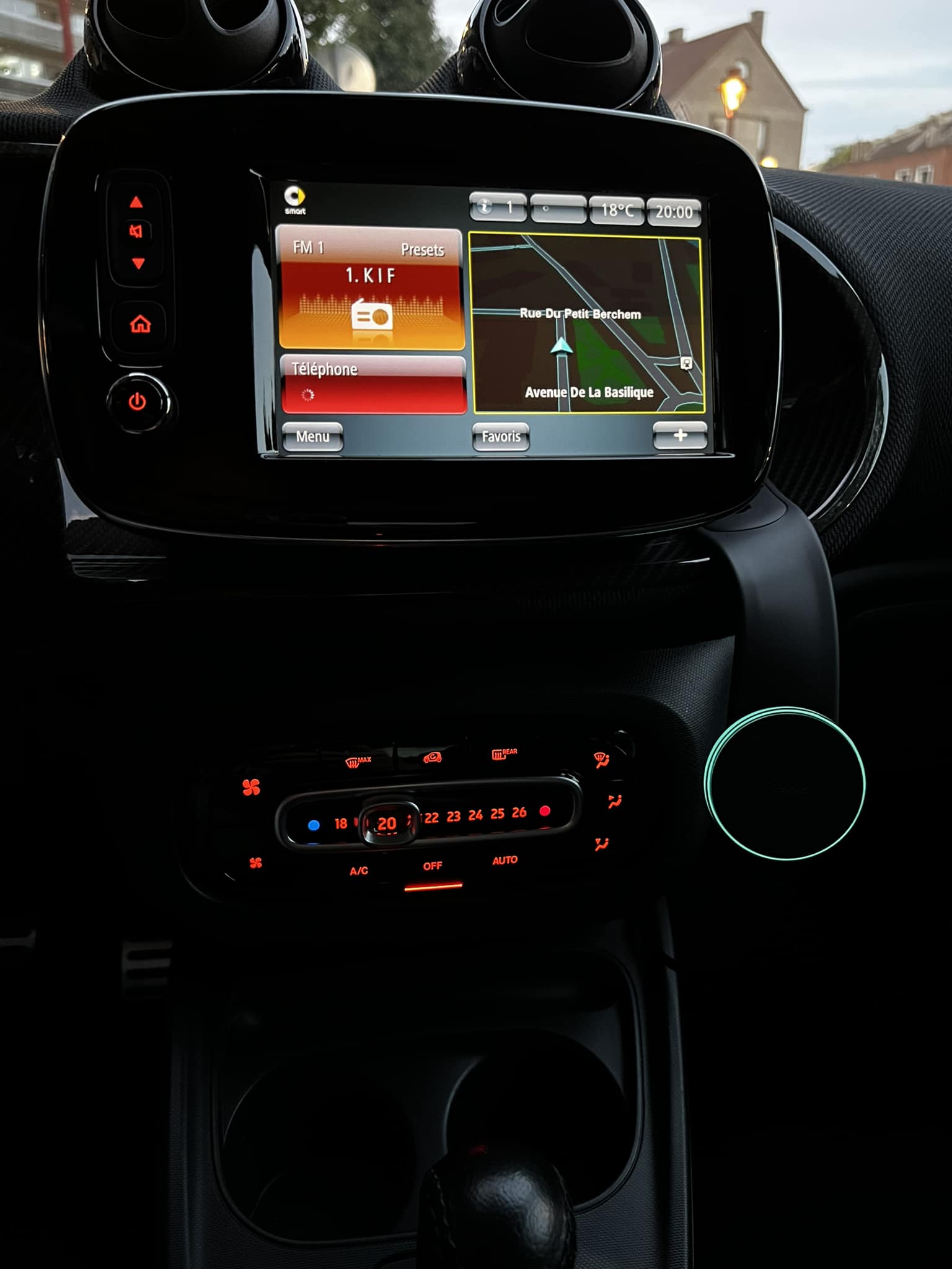 YVVV Support Voiture Magnétique Puissant 15W Charge Rapide sans Fil Compatible iPhone 15 14 13 12 Pro Max Mini Rotation 360 Degrés Ventouse Extra Forte Aimants Néodyme Universel pour Tous Véhicules