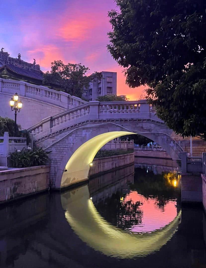 The famous Moon bridges in Guangzhou, China 🌙