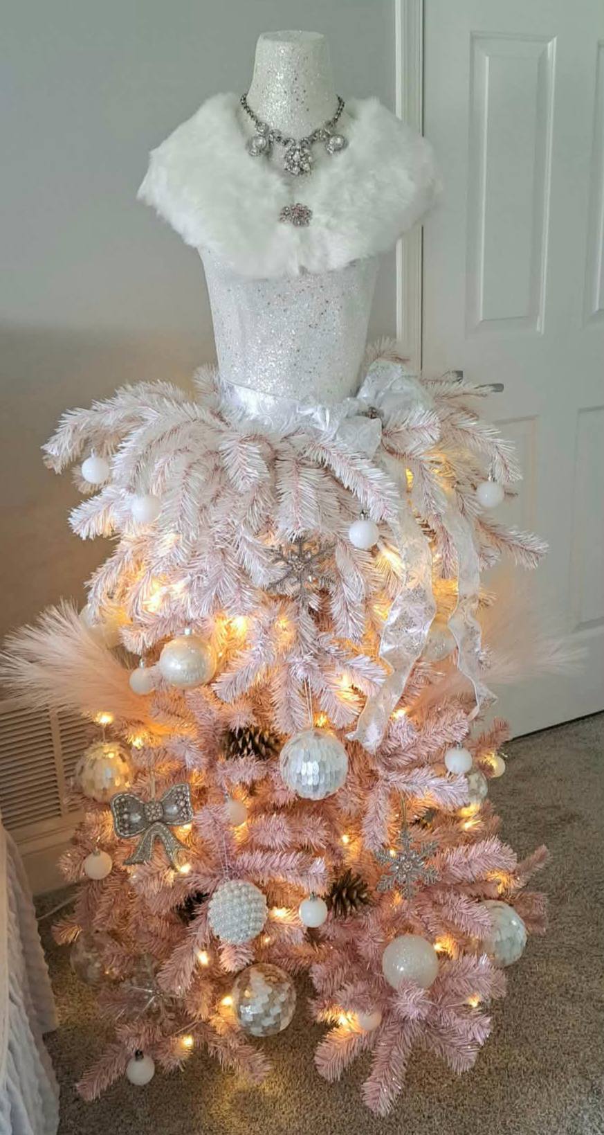 gold dress form christmas tree My bedroom tree! 🩷 yarn-differs