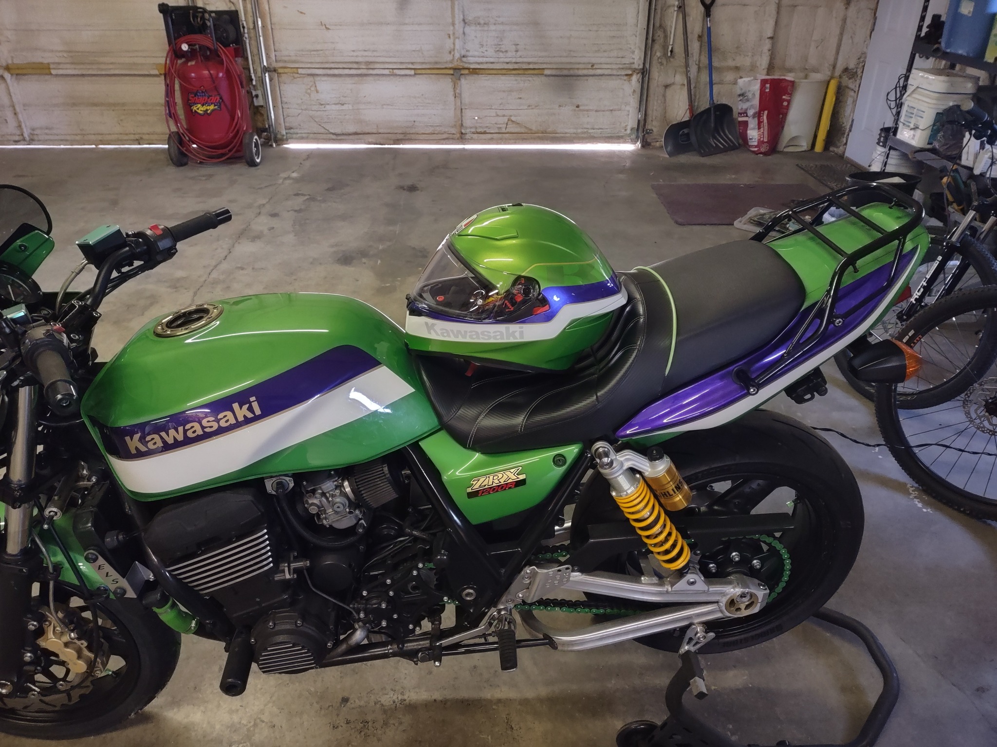 Modified Kawasaki ZRX bike features