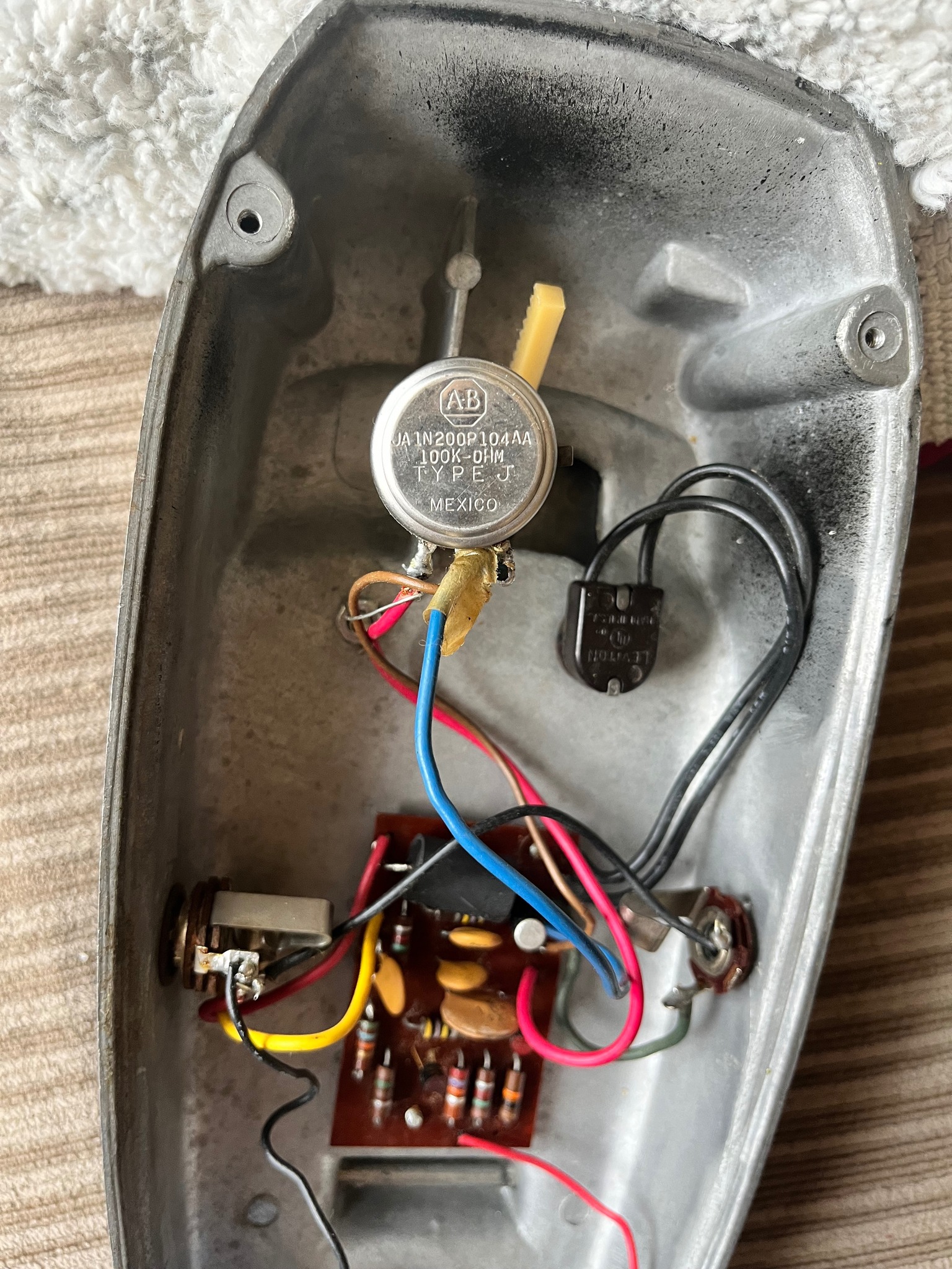 ボリュームＷＡＨ What is this vintage wah pedal with 520mh inductor?