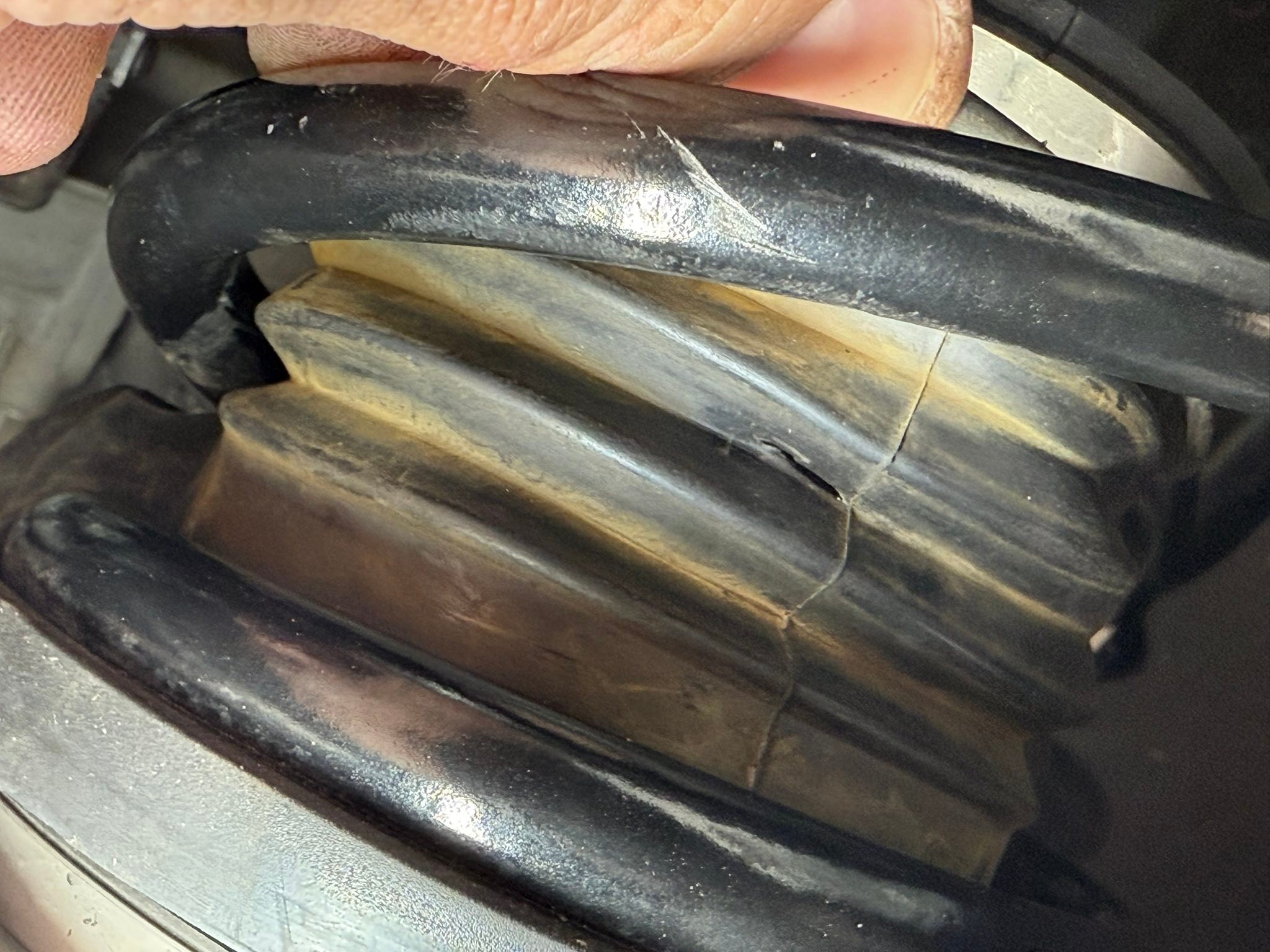 DIANTE FRONT SLIT DAMAGE LONG ՏKIRT How much would this slightly torn boot concern you? It's at the