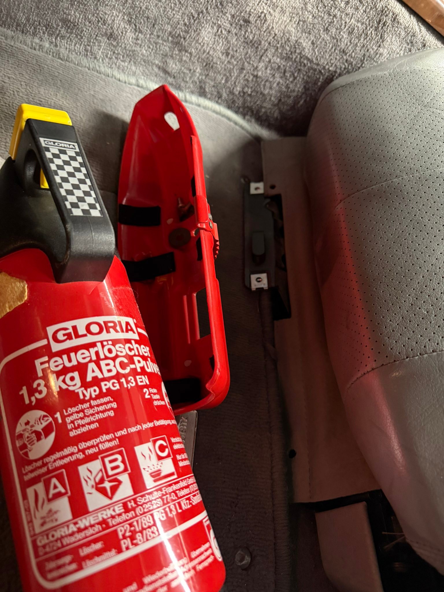 Were European spec SL's fitted with a fire extinguisher?