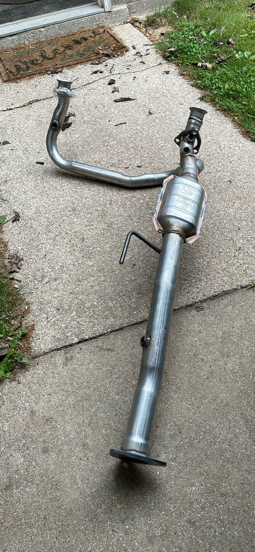 Front Catalytic Converter Fits 2000-2005 Chevrolet Astro | GMC Safari 4
