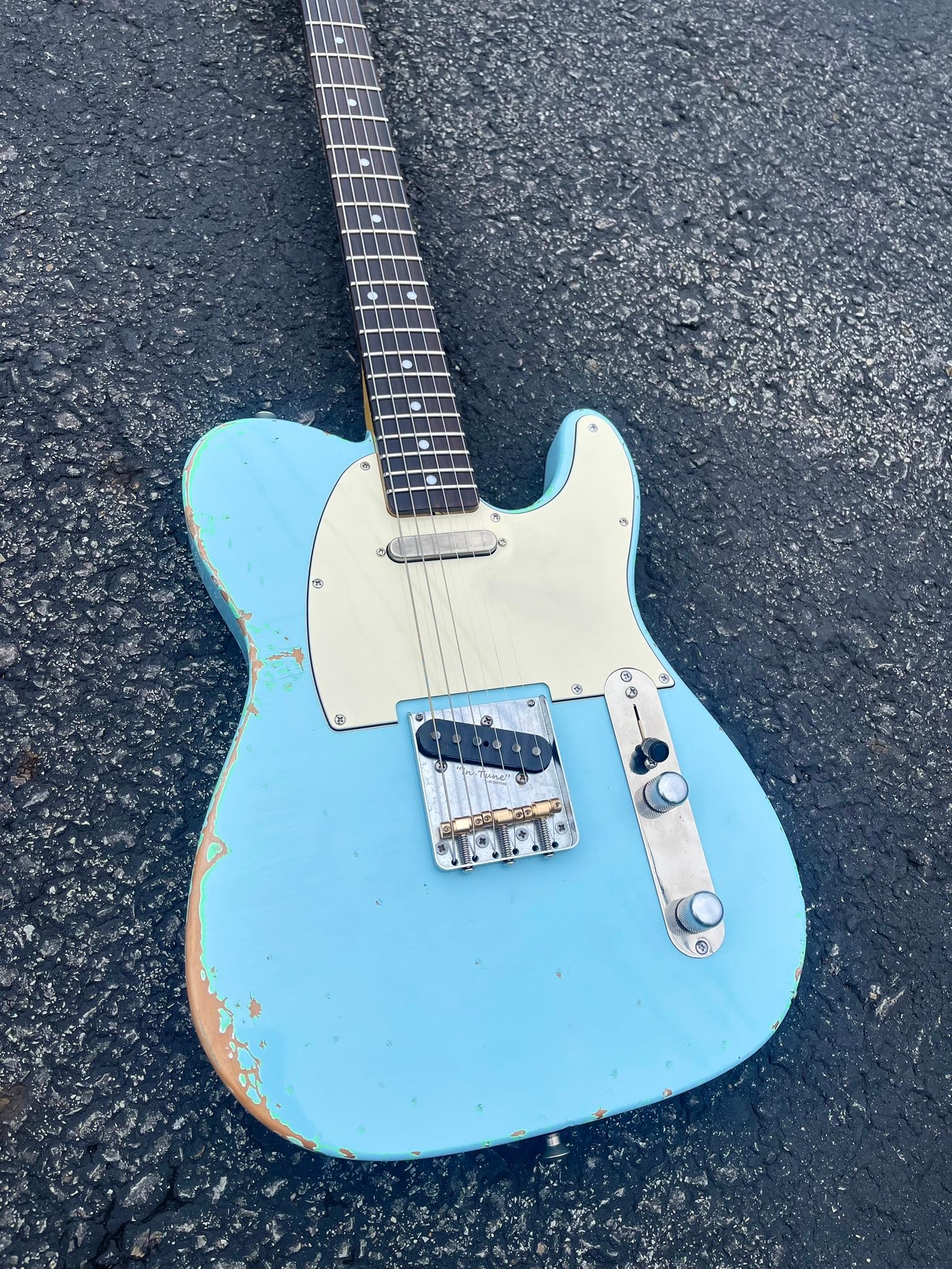 キタニタツヤ Lumtric Sonic Custom TLB JL Custom Guitars' sonic blue T-style guitar with 55 blackguard