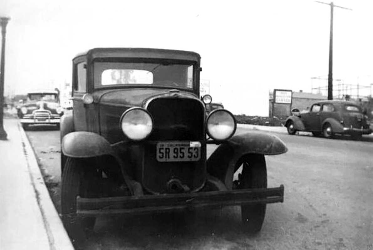 Antique cars on LA streets in the 1950s