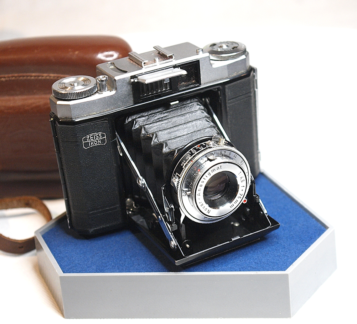 What is the origin of Zeiss Ikon Nettar #516 camera series?