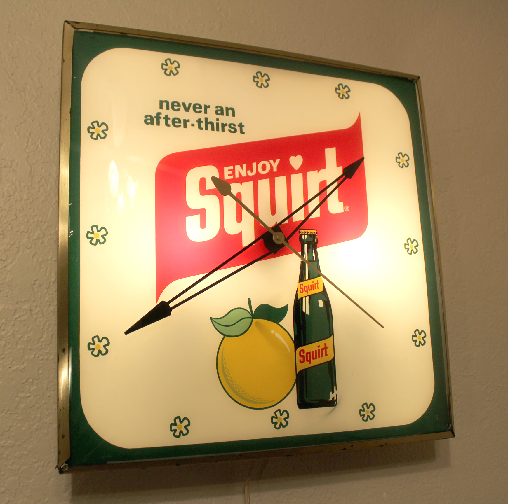 A very special vintage find!! 1960's WORKING Squirt clock!