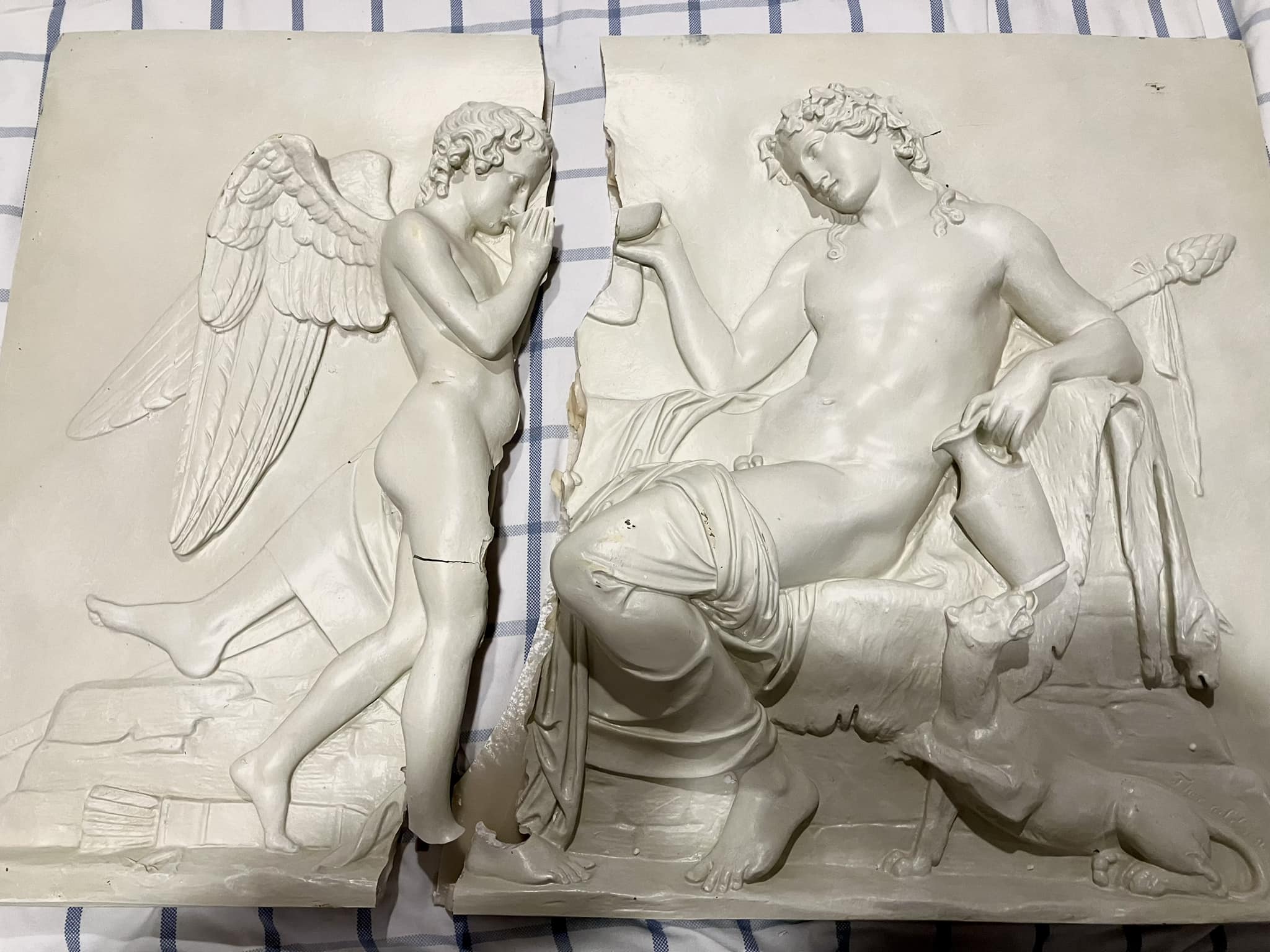 It was a tiny Sabino Glass Venus de Milo statue. Going to try and
