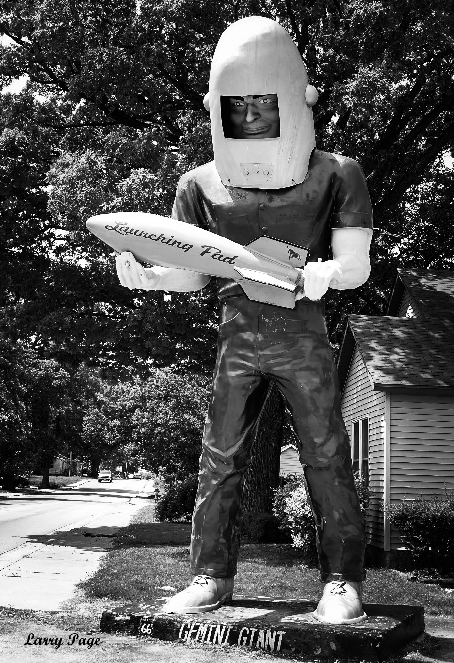 The Elderstateman エルダーステイトマン　ロングマフラー Is the giant muffler man statue still in East Point, Georgia?