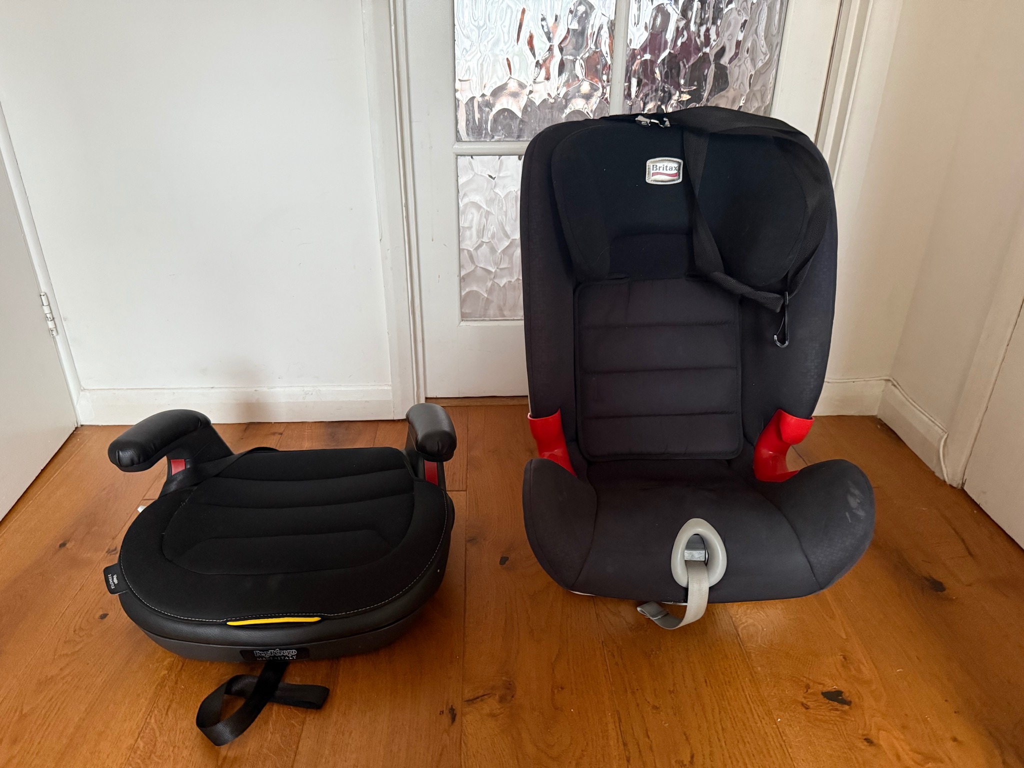 stokke leg extenders YOYO Rest Black The Nuna Demi Next application__Salmon lifting them to table Color:Bully