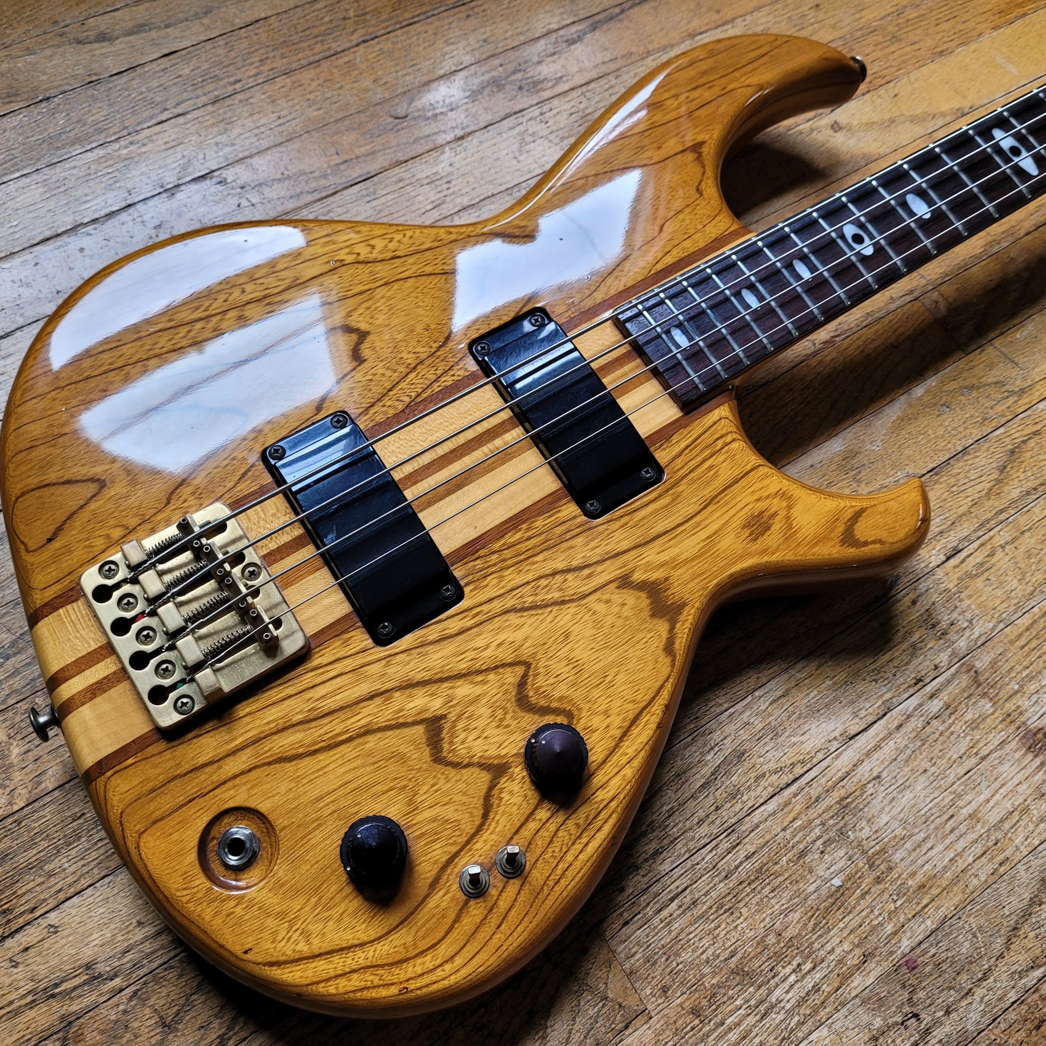 Guyatone LG-170T（1967）です。 当時、Guyatoneは売れに売れ生産が
